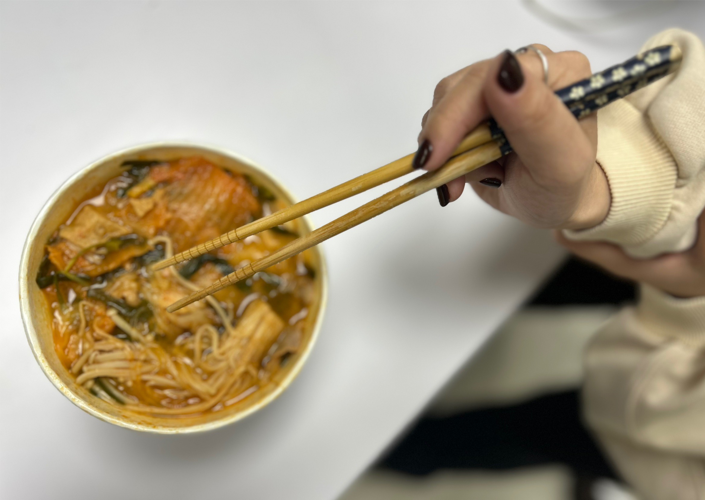 黃軒醫師表示，有條紋的竹筷易孳生細菌，且細菌量竟比馬桶蓋髒了7~8倍。