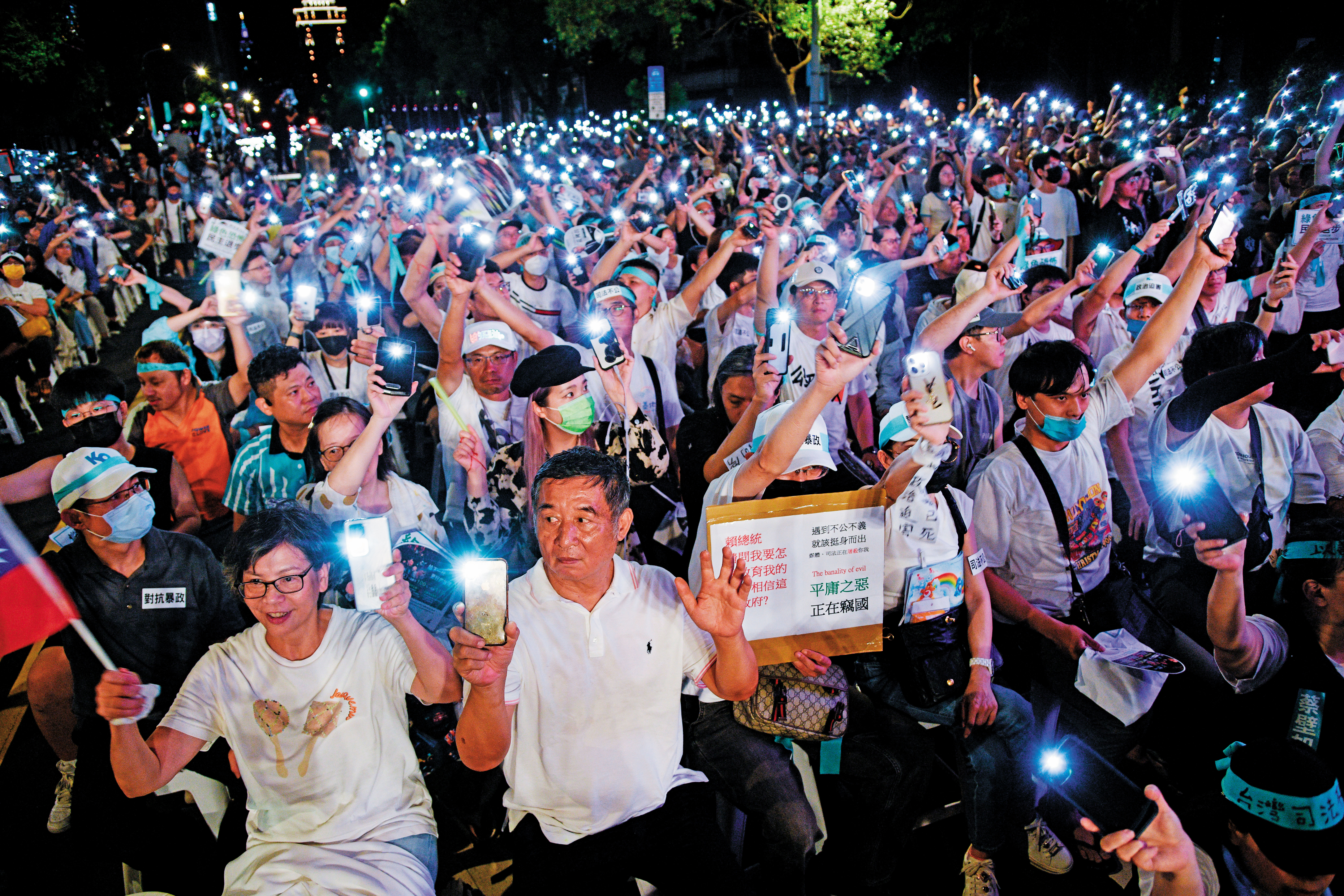 民眾黨8日晚間號召小草集會，在立法院濟南路上聲援柯文哲。