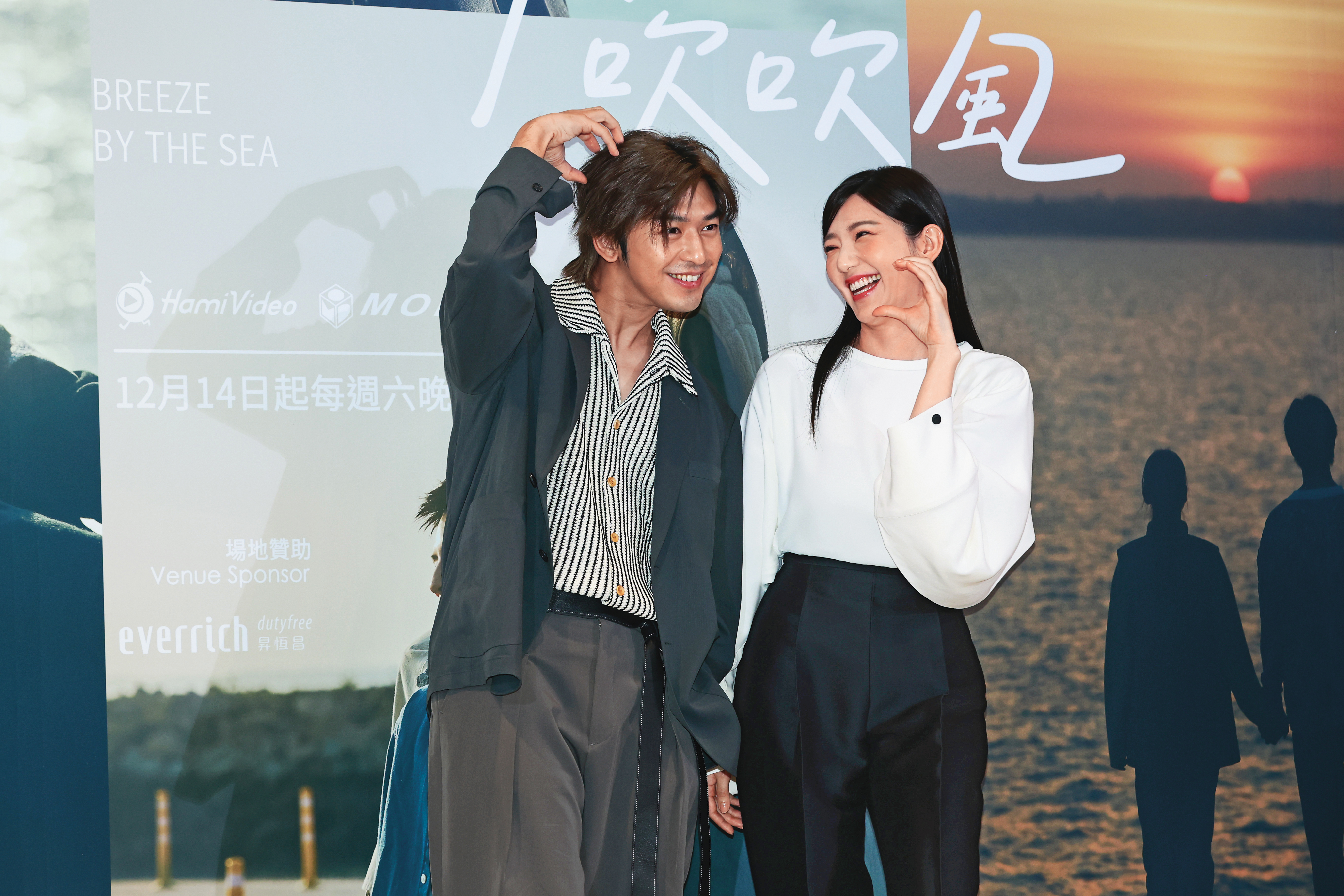 超夯的花式愛心，怎麼到了直男陳柏霖（左）的手上，一秒變成抓猴現場？右為郭雪芙。