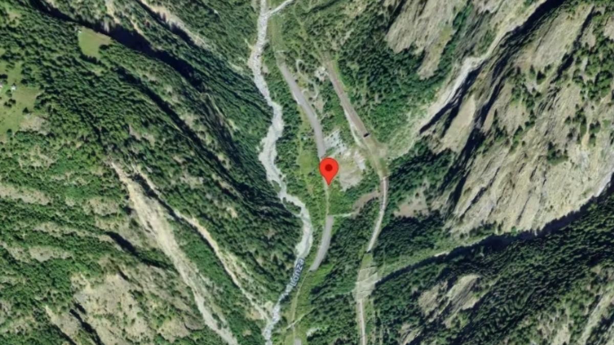 瑞士BLS鐵路公司一輛載客列車，16日清晨驚傳因雪崩導致脫軌，且列車上載有約80名乘客，生死未卜。（翻攝20min.ch）