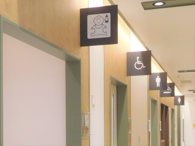 一名網友透露近日去台南美術館二館，前往哺乳室裝水時，突然有5至7個高中生從裡面走出來，讓他痛批「真的超級沒公德心又超噁！」，示意圖。（翻攝自photoAC）