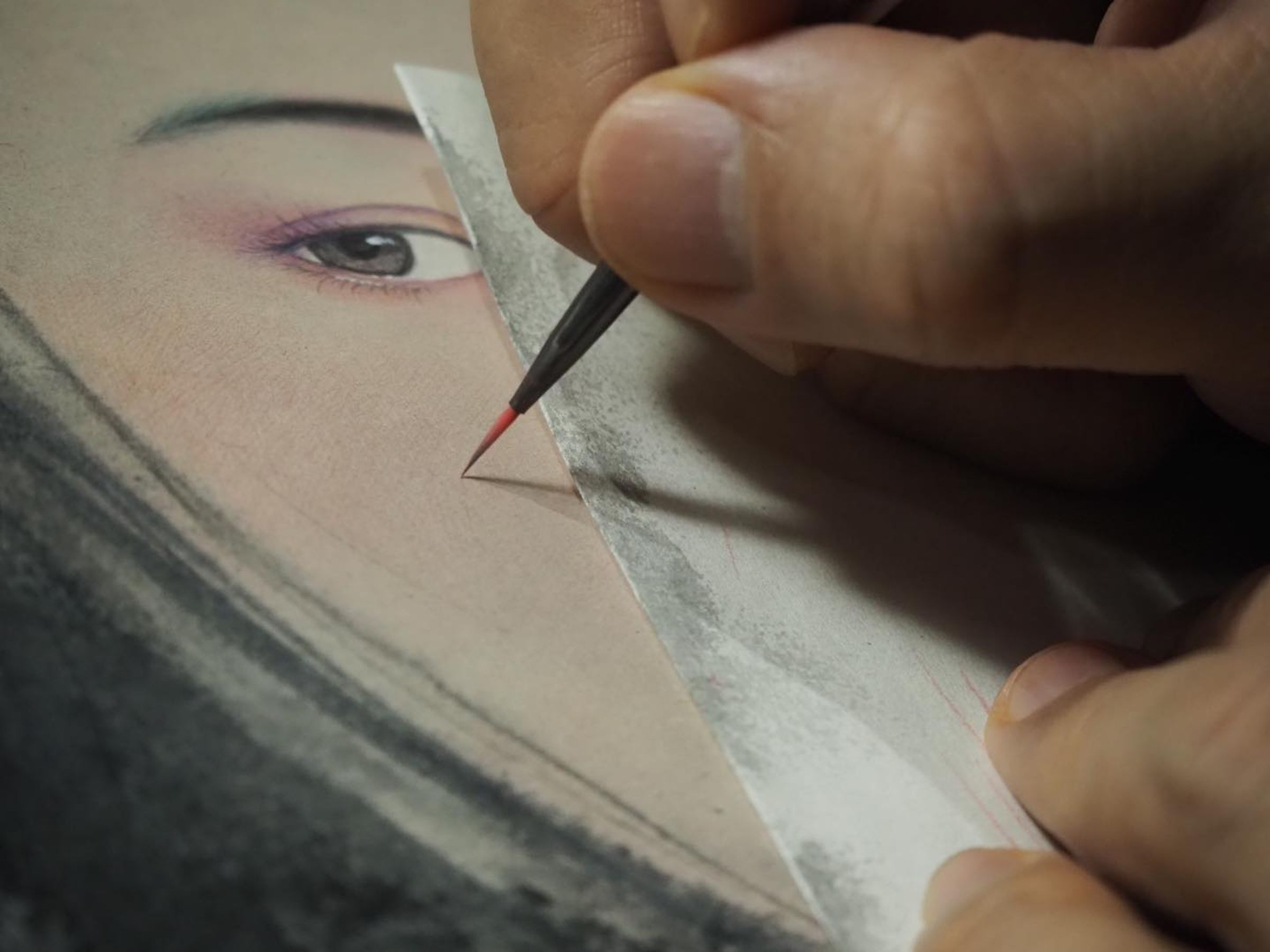 創作《雪棉》人物時,平凡用圭筆勾出腮紅及明暗等臉部細節。(平凡、陳淑芬提供)