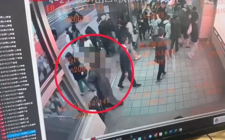 監視器畫面顯示，張文身穿雨衣、手拖行李箱進入捷運M8出口，刻意變裝引人注意，犯案前後共變裝5次以掩人耳目。（翻攝畫面）