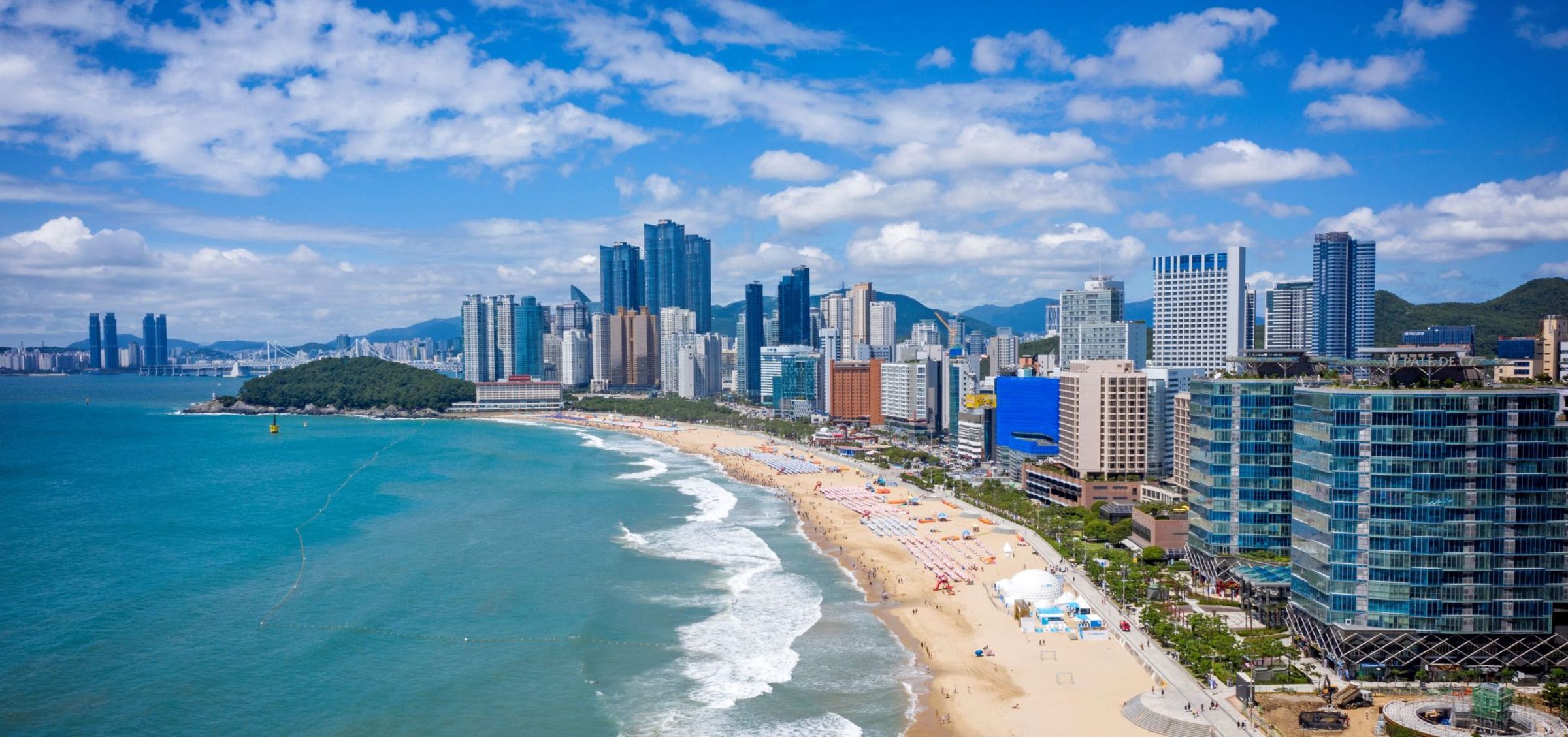 韓國釜山為一座海邊城市,圖為海雲台海水浴場。(釜山市政府觀光政策課提供)