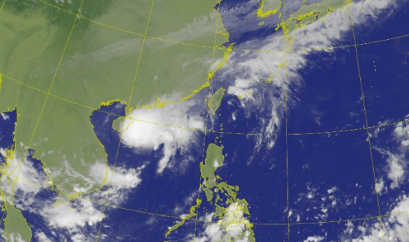 受東北季風與颱風外圍環流共伴效應影響，中央氣象署持續發布大豪雨特報。（翻攝自中央氣象署官網）