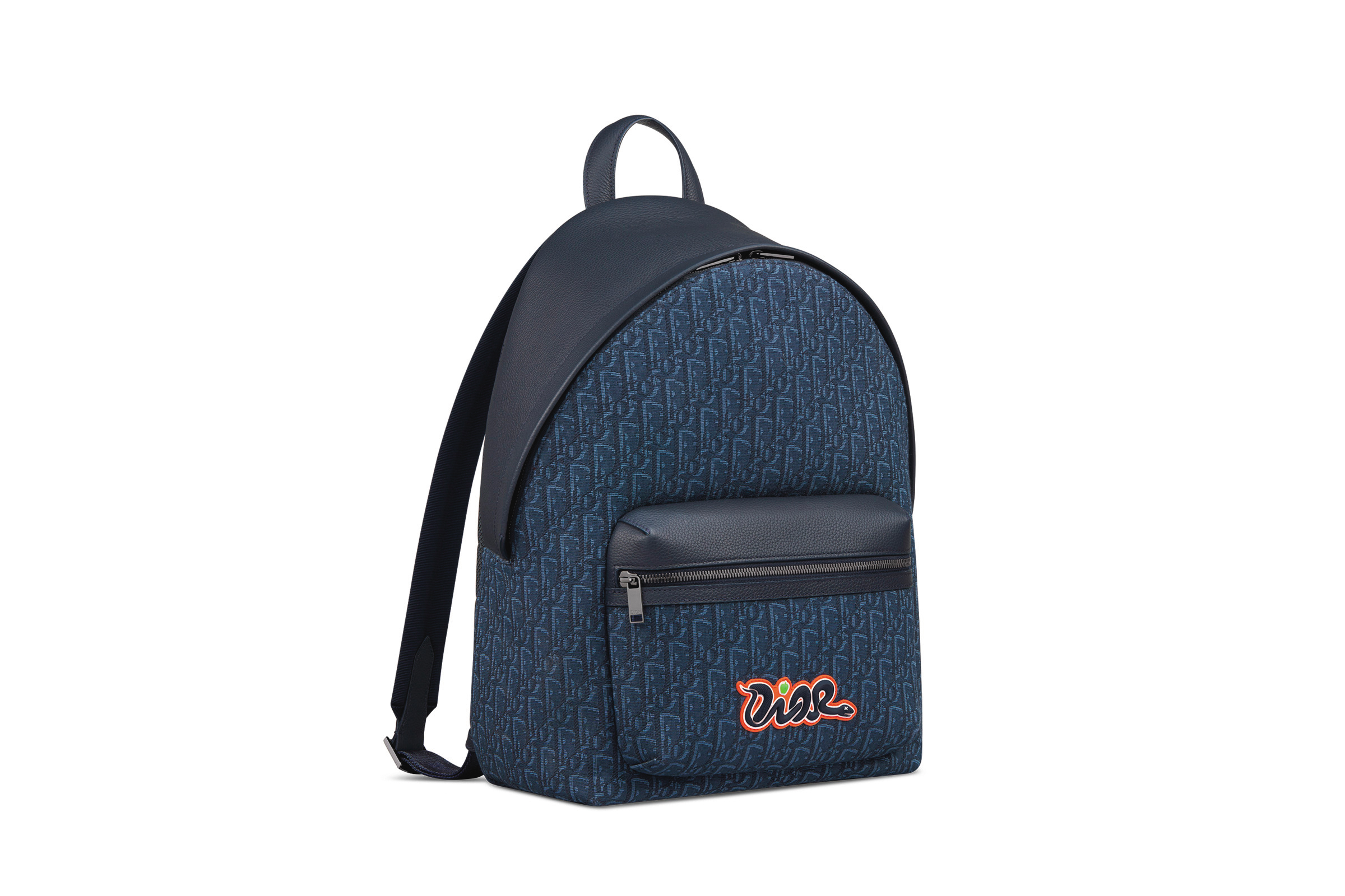 DIOR x KAWS Rider 2.0 海軍藍Oblique緹花拼接皮革後背包。NT$94,000(迪奧提供)
