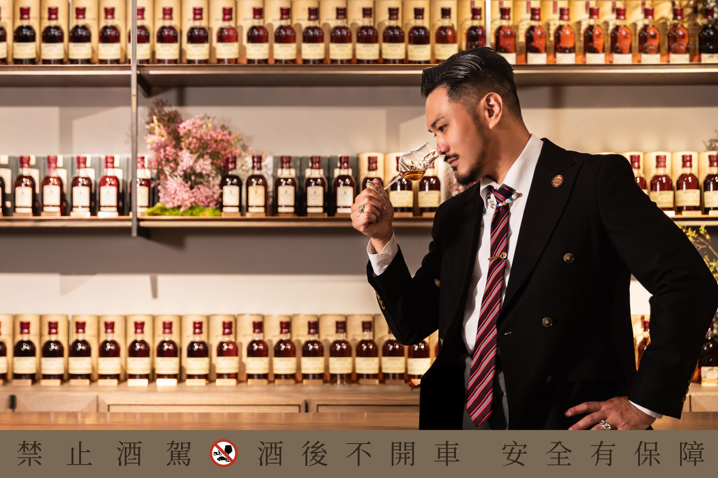 品牌大使Ian Yang 品酩亞伯樂A’bunadh原酒，沉浸在金獎雪莉桶原酒的深邃層次中。