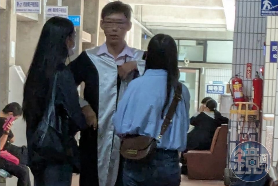 男嬰的生母柯女（藍衣者）被依殺人、棄屍罪判11年2月確定。 （本刊資料照）