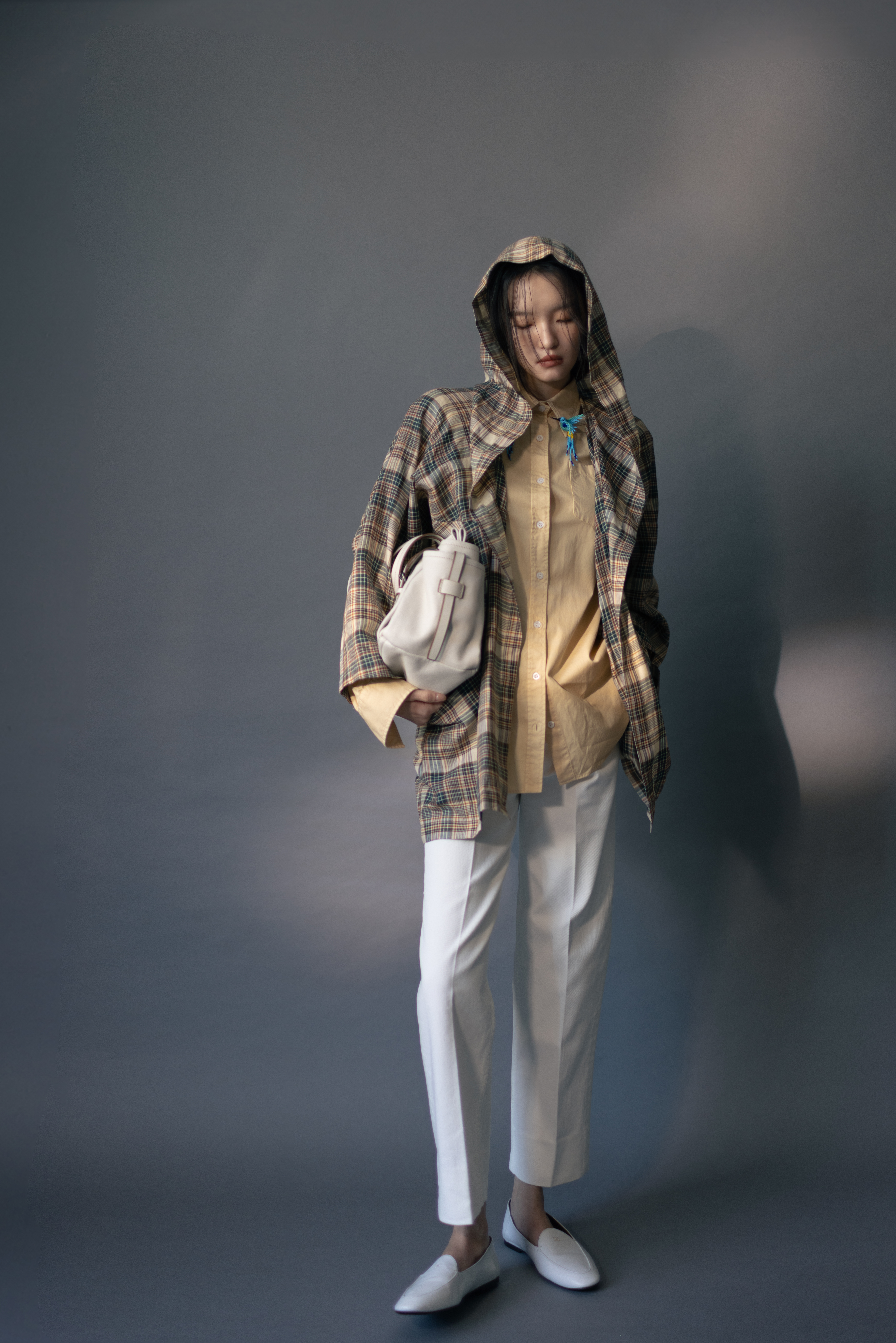 Iberis束腰外套 價格店洽 by Loro Piana／鵝黃襯衫 價格店洽 by PRADA／BOYFRIEND 002牛仔褲 NT$56,000 by CELINE／AURA樂福鞋 NT$34,000 by CELINE／Route皮革肩背包 NT$155,000 by PRADA