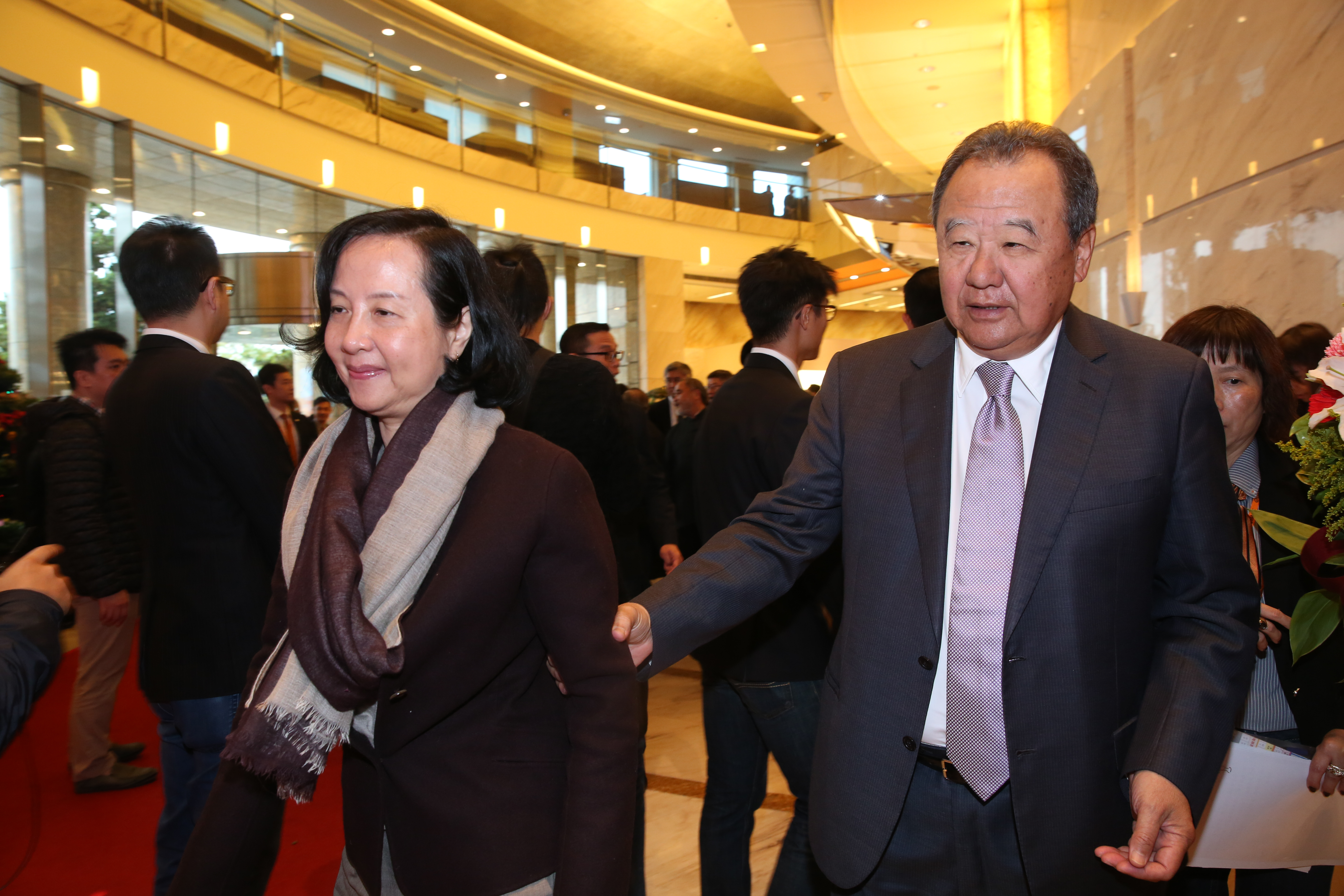 徐莉玲（左）和台玻總裁林伯實（右）被視為「強強聯手」的商界夫妻檔，但徐莉玲的管理風格備受討論。