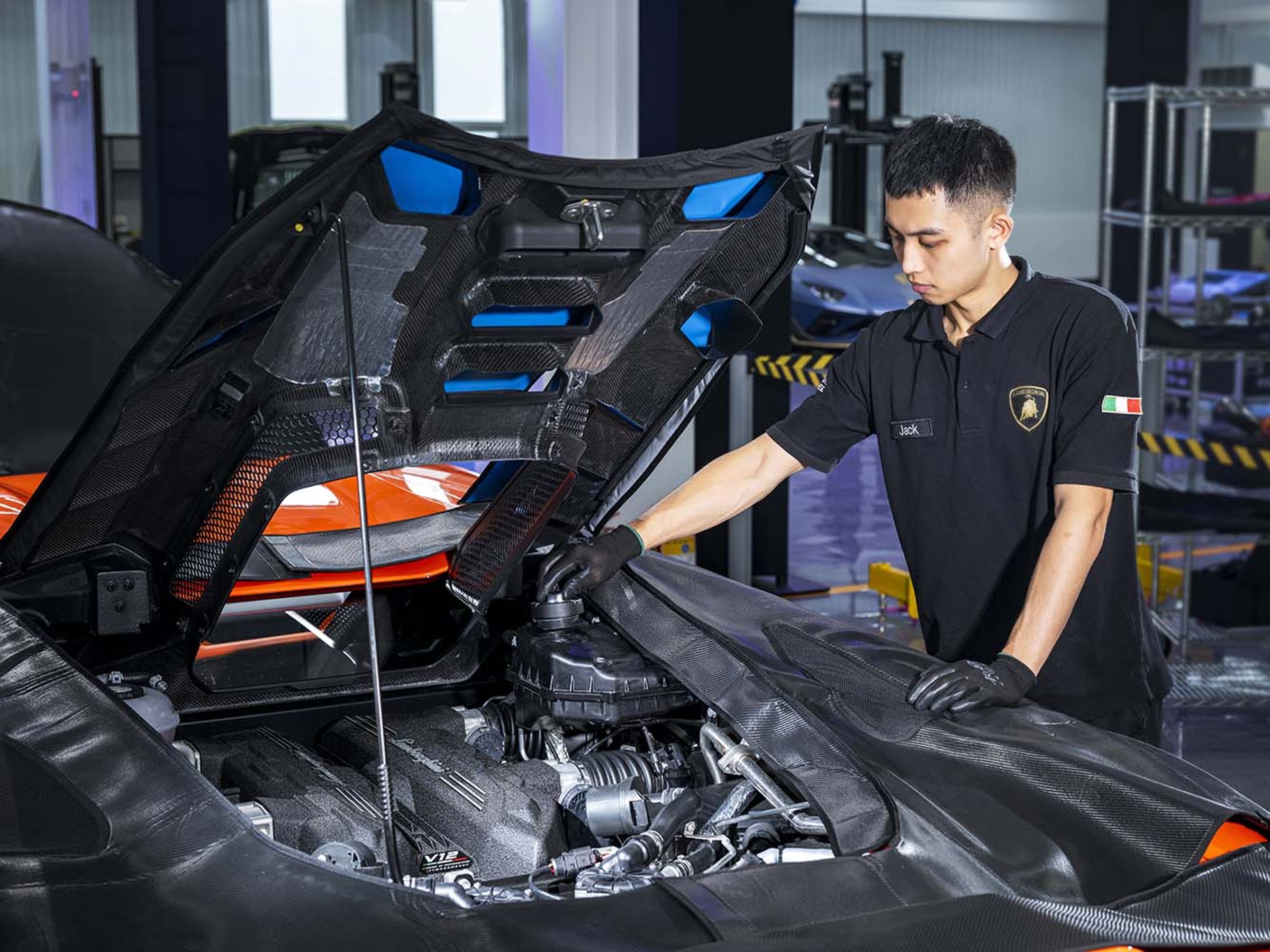 由原廠認證之專業工程師提供服務，嚴格遵循 Lamborghini 卓越品質標準。