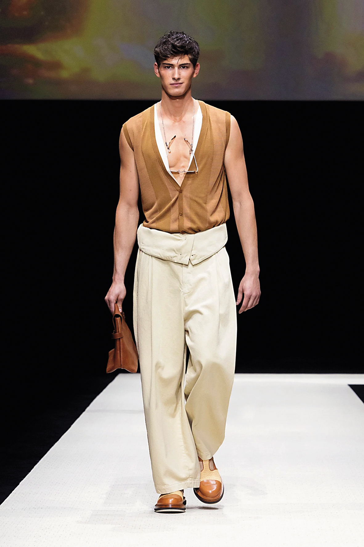 Emporio Armani的開襟針織背心，將性感藏於斯文之下。（翻攝自Emporio Armani官網）