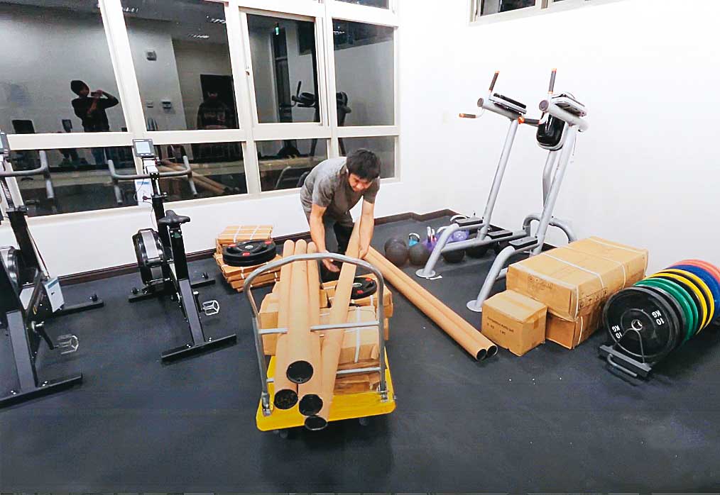 水上運動訓練基地的重訓器材不翼而飛,隔壁划船協會歸還的卻非原物。(讀者提供)