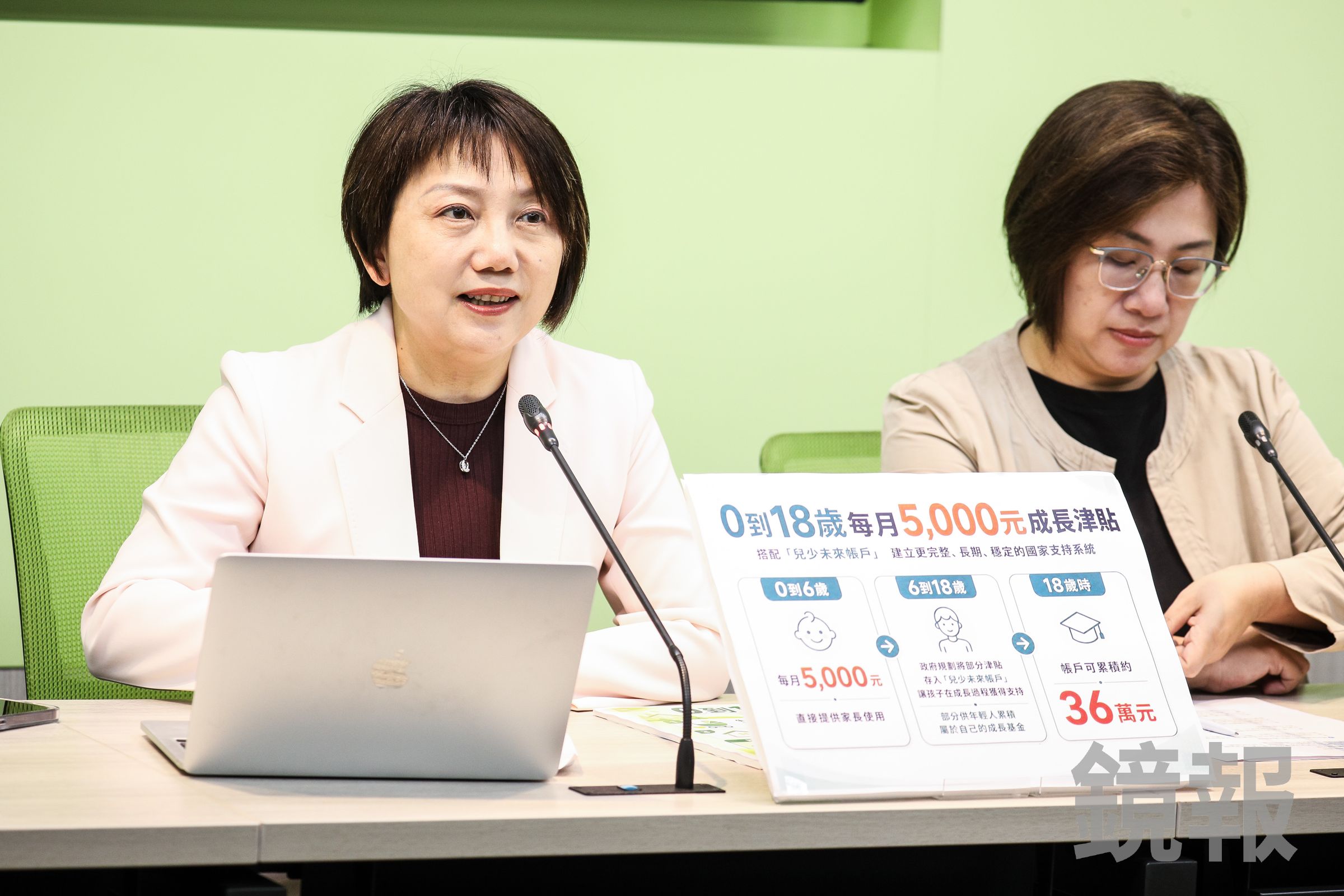 慈濟疫苗詐騙案律師陳昱瑄，在一本手札內疑似記錄收到慈濟款項後的金錢流向，其中一筆註記為「DPP 100萬」，范雲（左）解釋為「數位產品護照」。（鏡報鄒保祥）