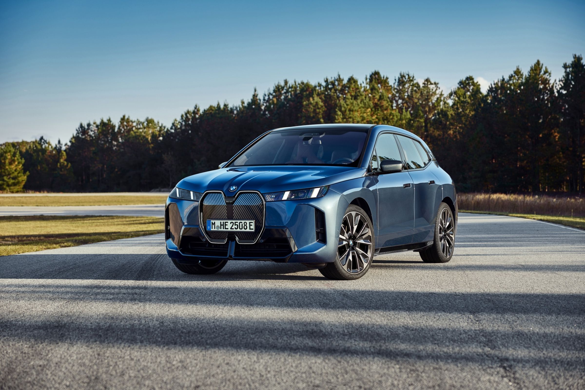 BMW總代理汎德正式宣布全新BMW iX豪華純電旗艦休旅全面啟動預售。全新BMW iX豪華純電旗艦休旅，不論在動力系統、續航表現與科技配備上皆全面升級，並首度導入M Sport運動化套件，結合更俐落動感的車身線條與卓越底盤技術，帶來更具駕馭樂趣的旗艦風貌。首波預售導入iX xDrive45 M Sport與iX xDrive60 M Sport兩款車型，預售參考價分別為新台幣369萬元與489萬元