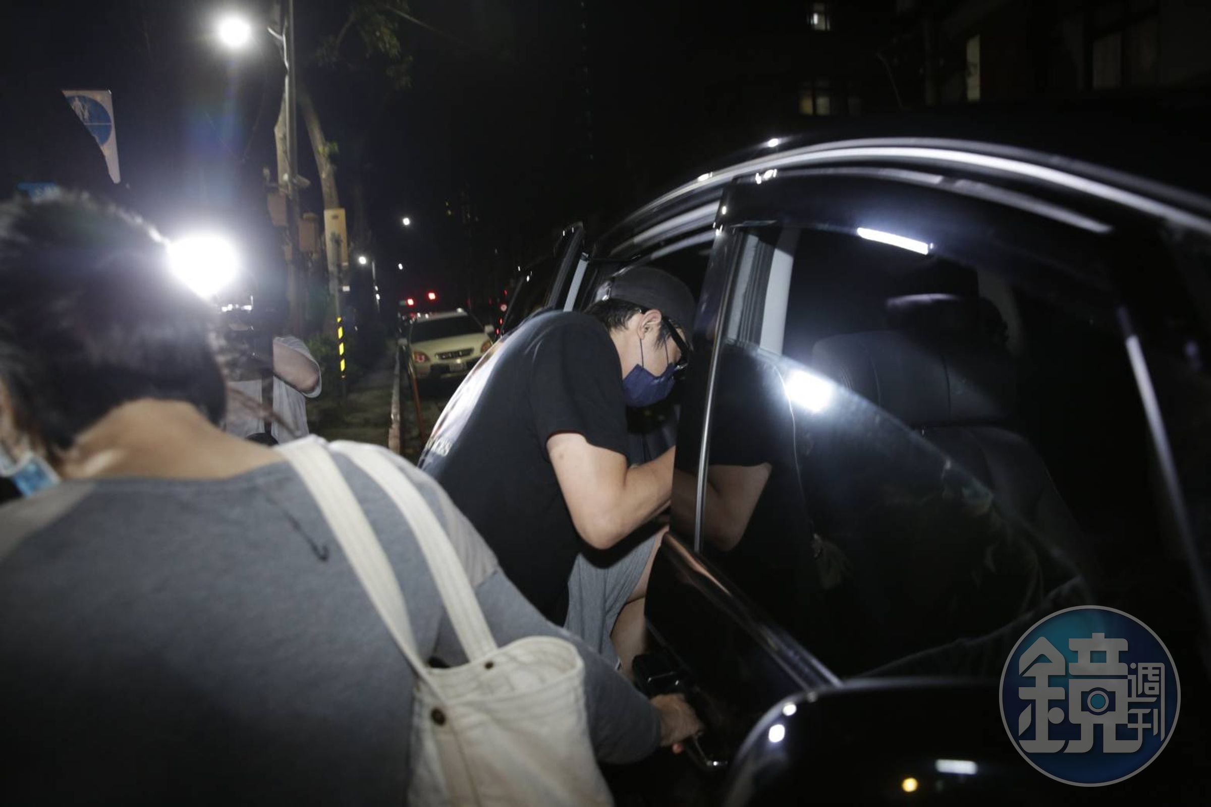 回答了媒體的問題後,王柏傑隨即上車離開。