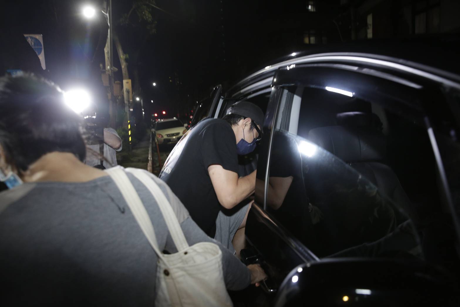 回答了媒體的問題後，王柏傑隨即上車離開。