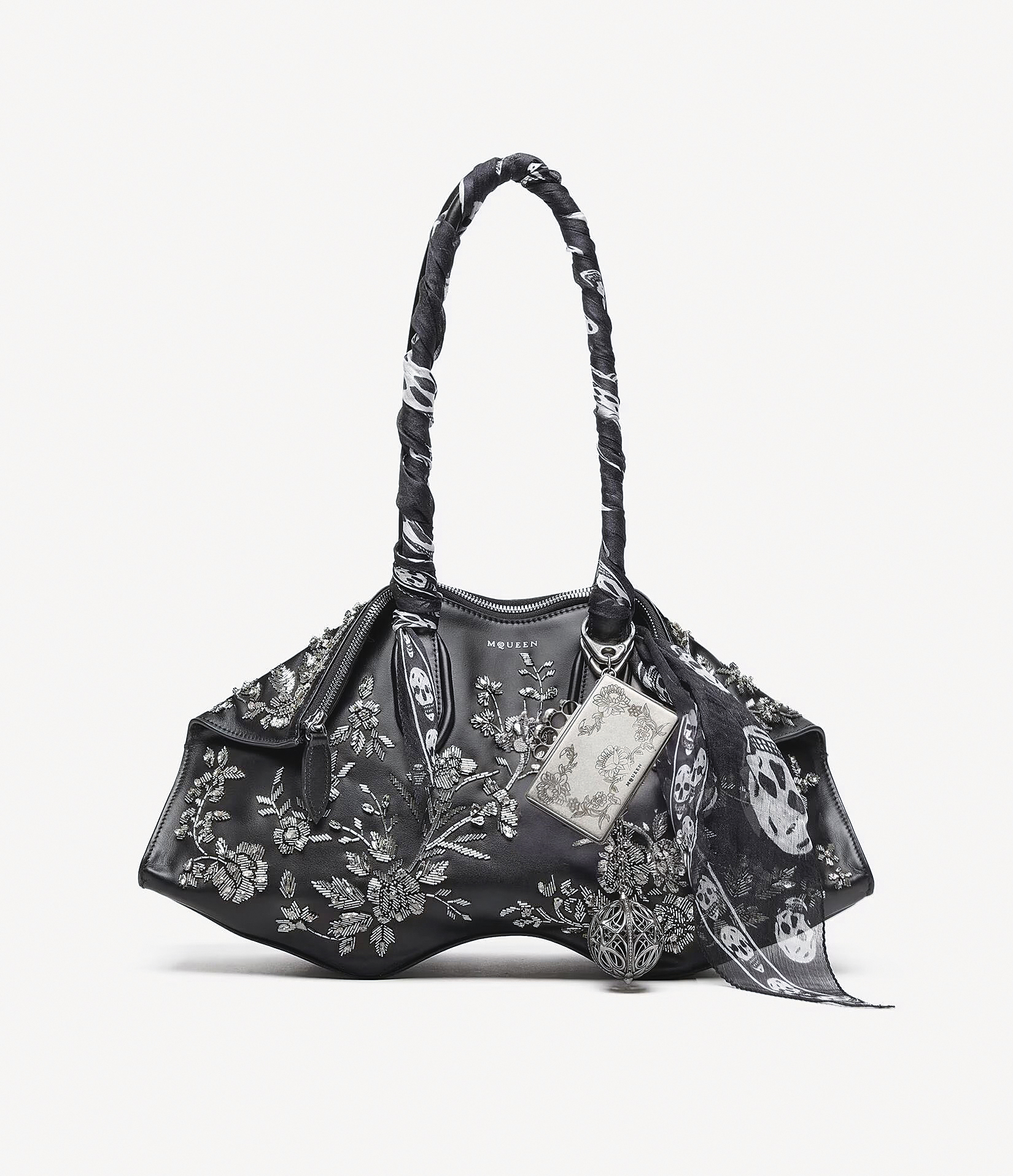 纏繞經典骷髏絲巾的Manta OTT 2.0手袋,隨便搭都好看。價格店洽。(翻攝自Alexander McQueen官網)