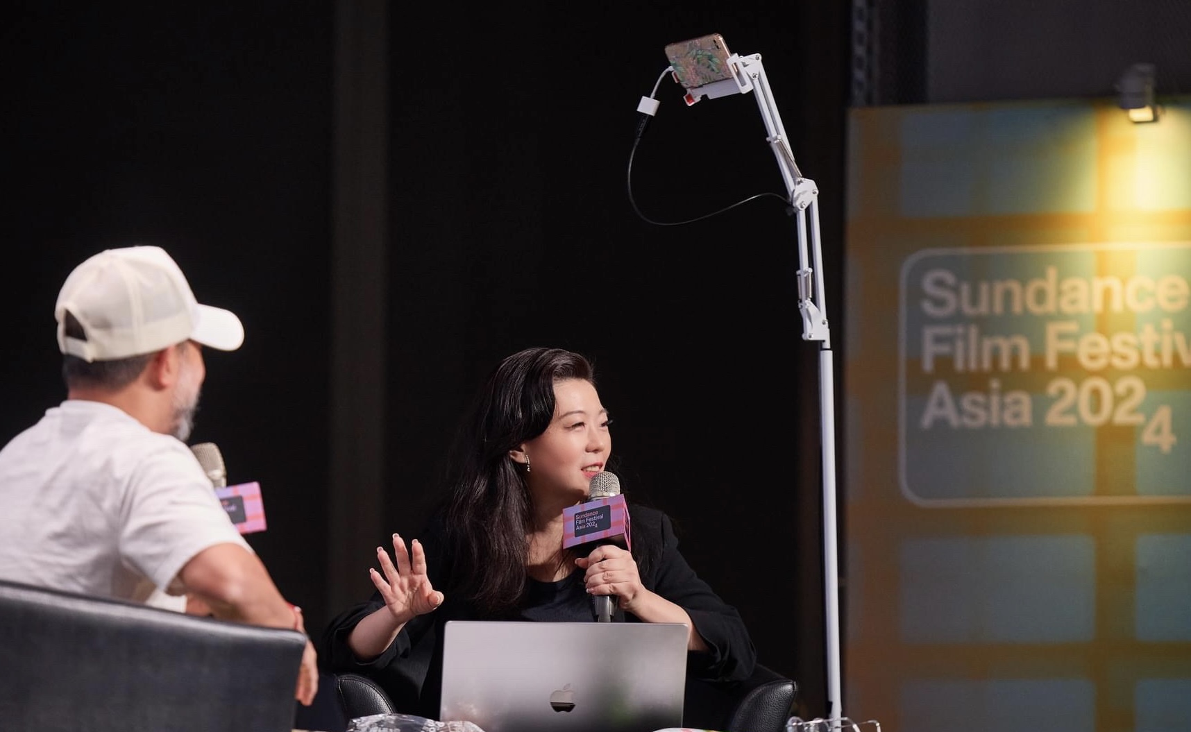 洪詩婷（右）出席2024亞洲日舞影展，與漫威前資深視覺藝術設計師安東尼法蘭西斯（左）舉行論壇。（亞洲日舞影展提供） 