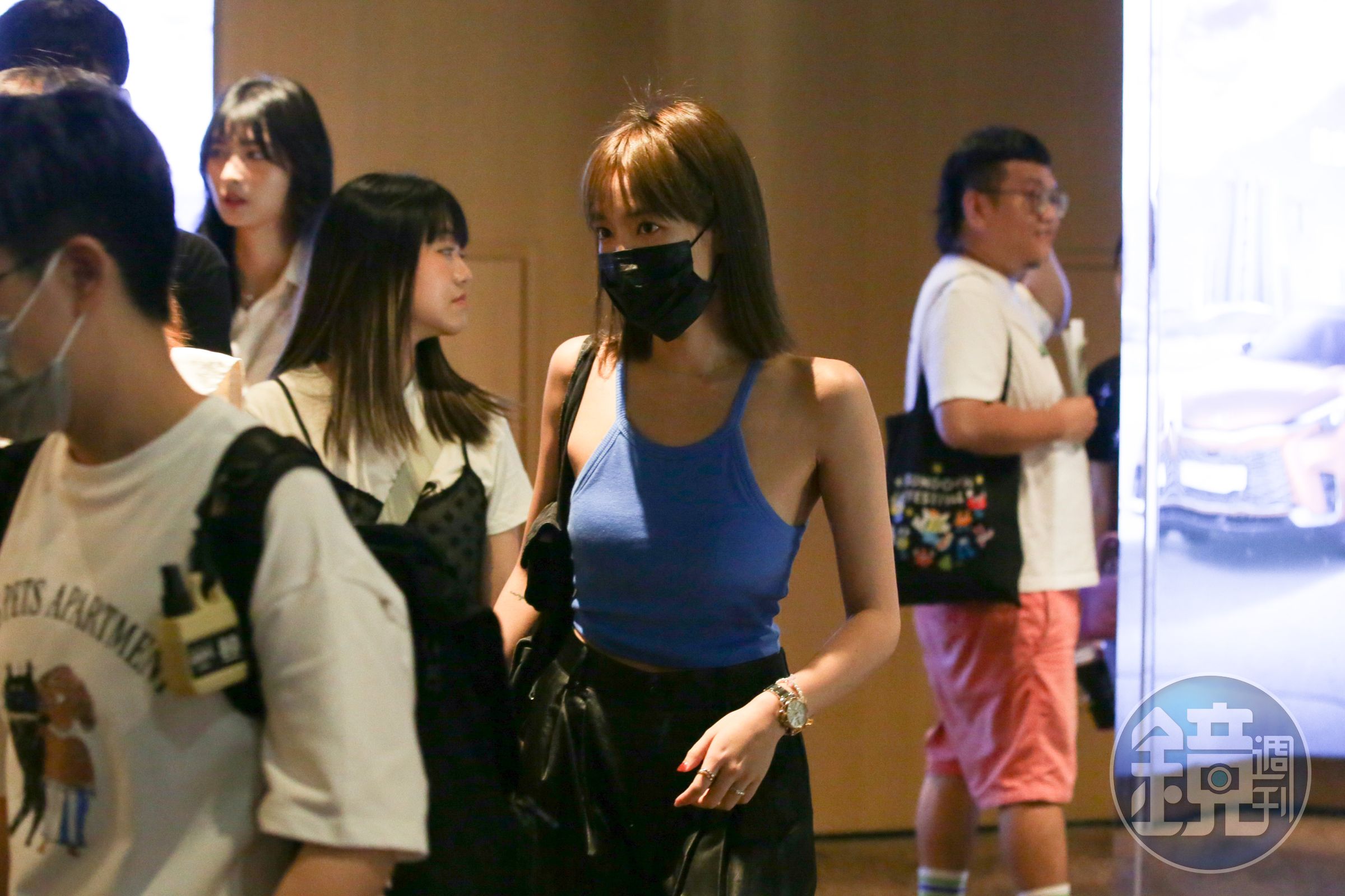 王淨低調現身首映會現場,支持男友曹佑寧及閨密李沐的新片。