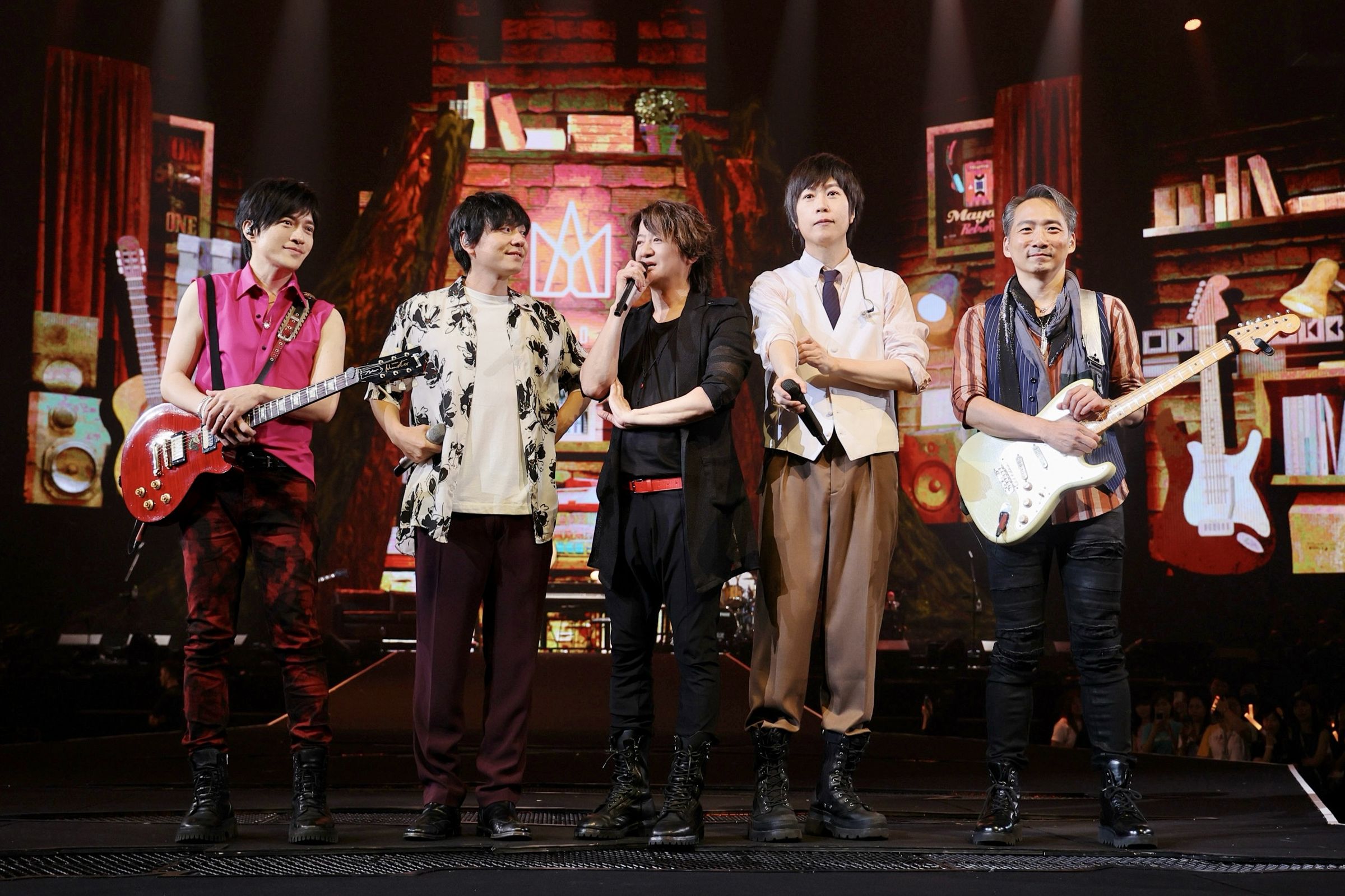 GLAY TERU（中）、flumpool凡人譜山村隆太（左二）與五月天在超犀利趴合唱〈OAOA〉。（相信音樂提供）
