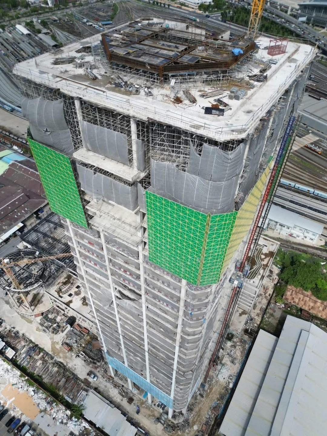 倒塌大樓是中國中鐵的子公司中鐵十局集團承包的曼谷30層審計局新大樓,已蓋了5年多。(翻攝自泰國清邁象臉書)