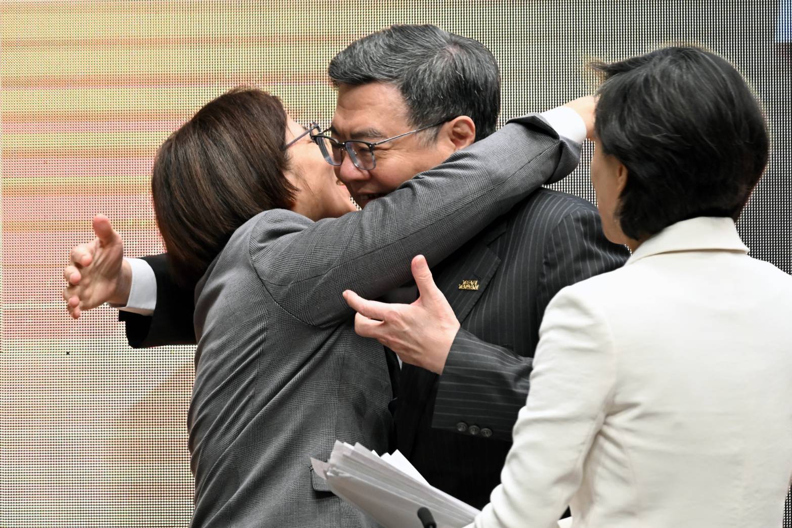 楊珍妮回憶談判過程2度落淚，會後與卓榮泰擁抱。（鏡報林煒凱）