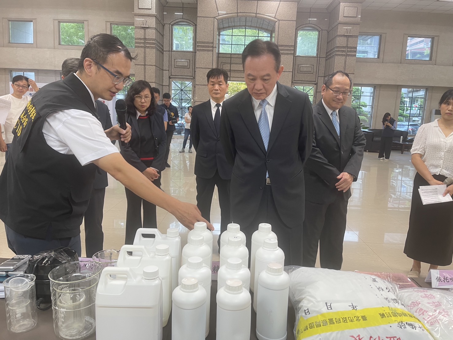 刑事警察局長周幼偉聽取查緝簡報。