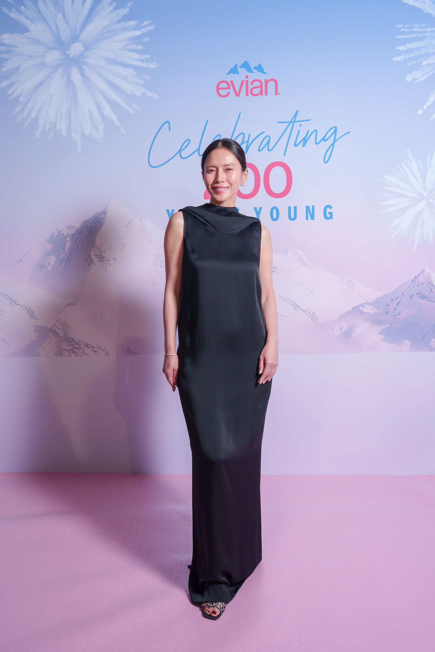 知名日本女演員中谷美紀驚喜現身evian位在法國阿爾卑斯山的200週年活動。（evian提供）