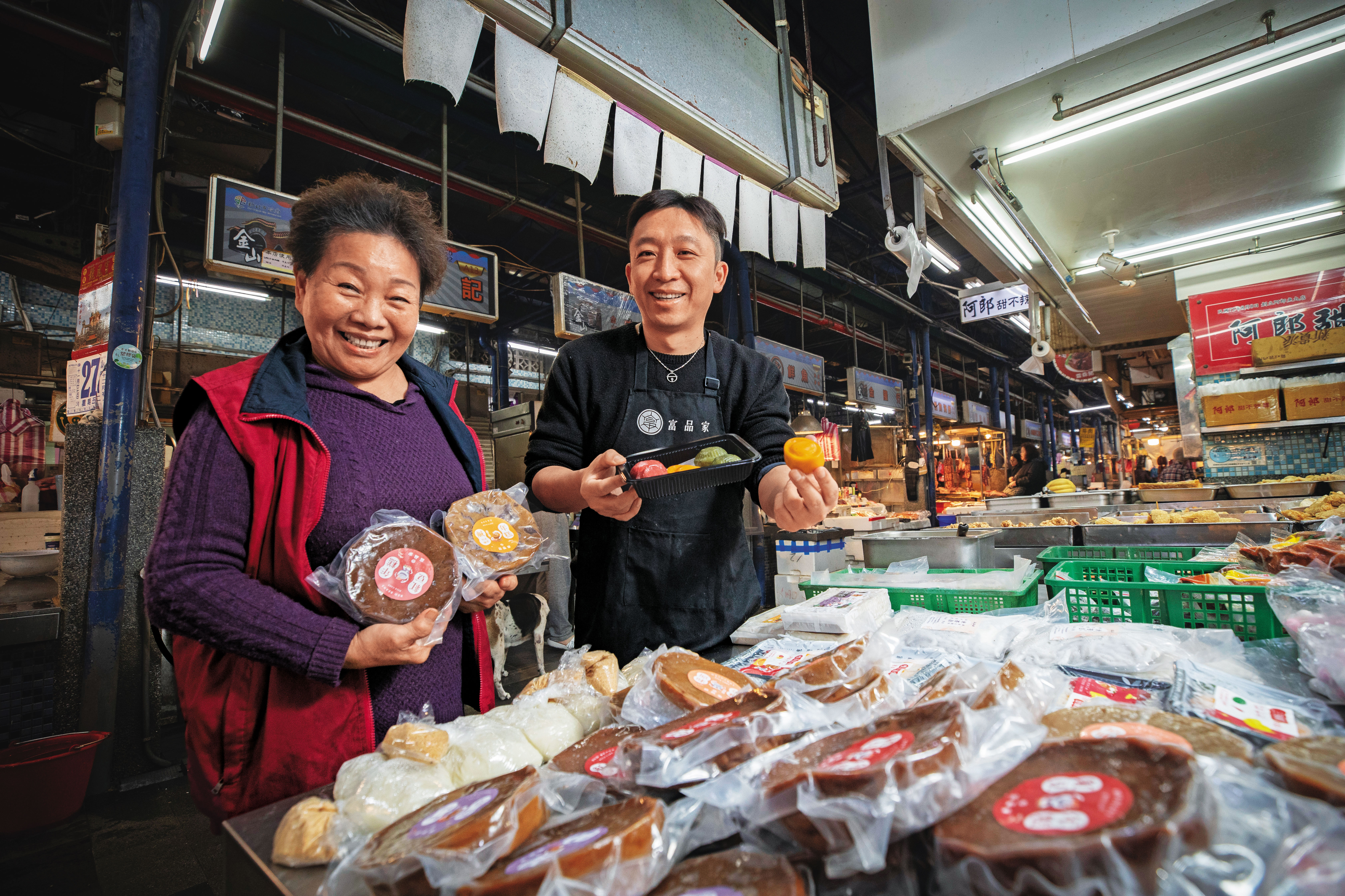 許月娥（左）為了不當平凡家庭主婦，在市場以粿創業，兒子李東展（右）14年前返鄉將粿轉型成精緻點心，讓老店客群越來越年輕。