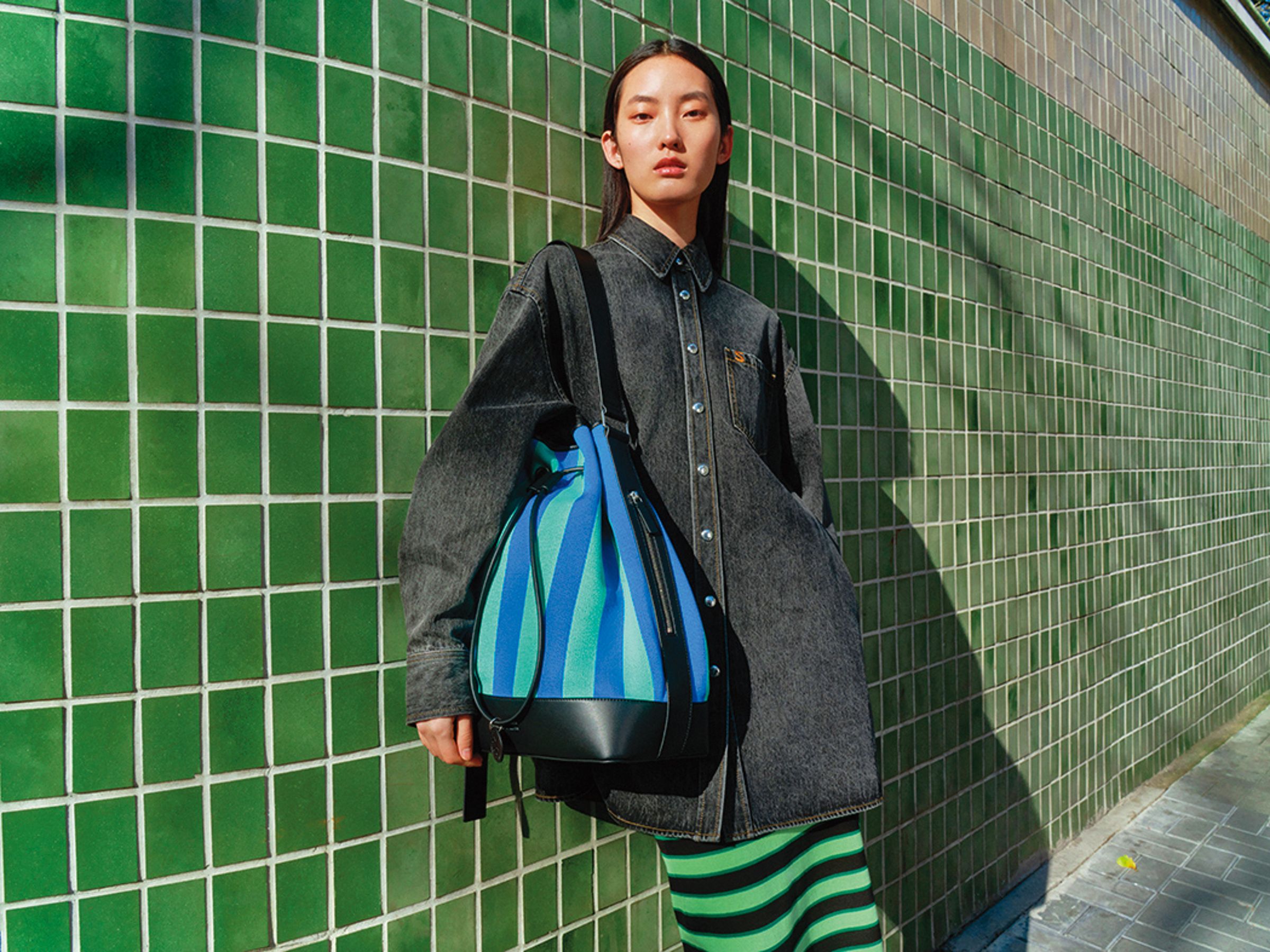 CHARLES & KEITH x Short Sentence的「RIDING ON A BREEZY DAY」自在穿行系列。藍綠撞色條紋大水桶包 NT$4,490。(CHARLES & KEITH提供)