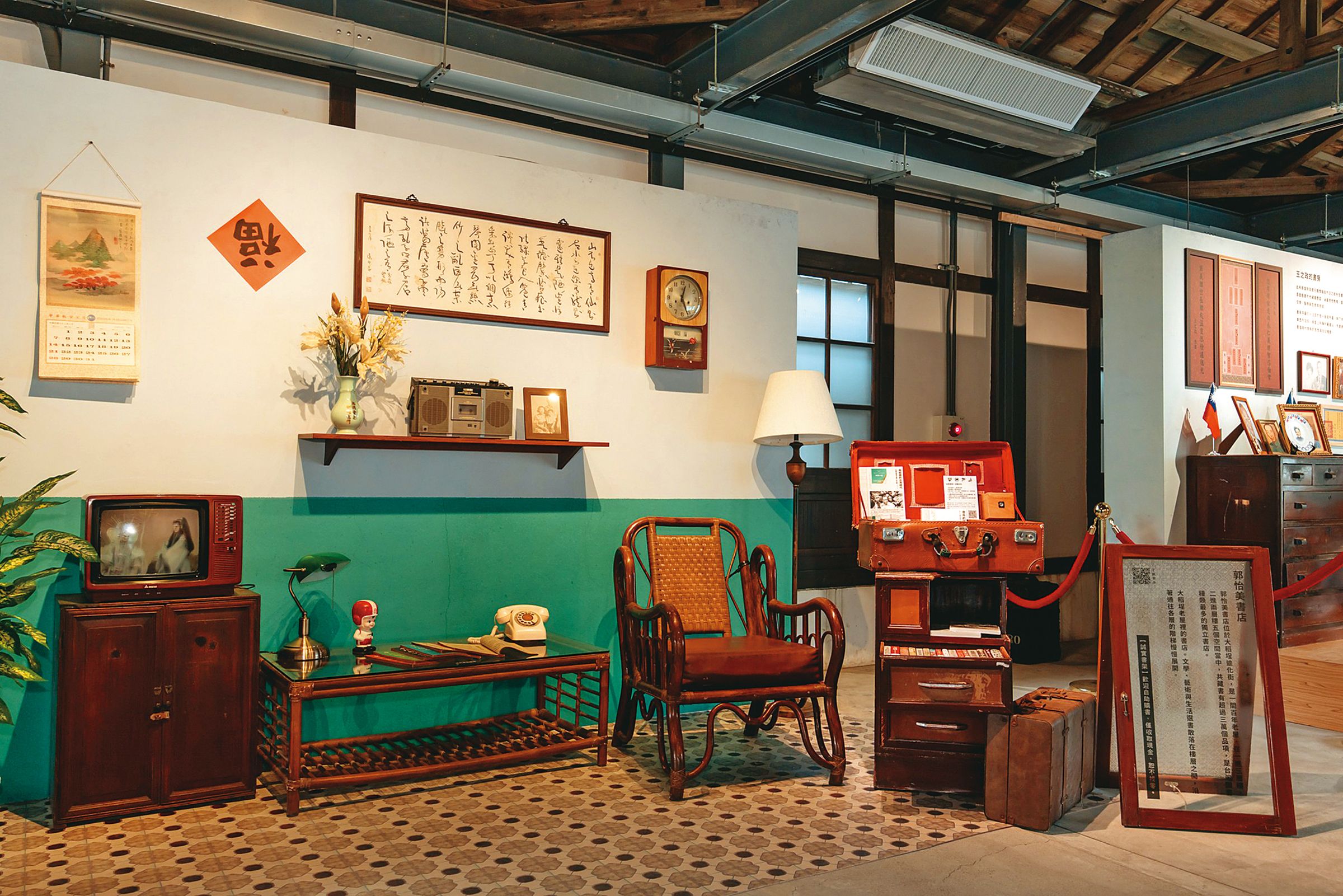 山峸參與北投中心新村「眷時空想Into Kindred Era's Atelier:時代書景實驗所」特展的空間設計與製作,現正展出中。(翻攝自山峸粉絲專頁╱鄭宇辰攝影)