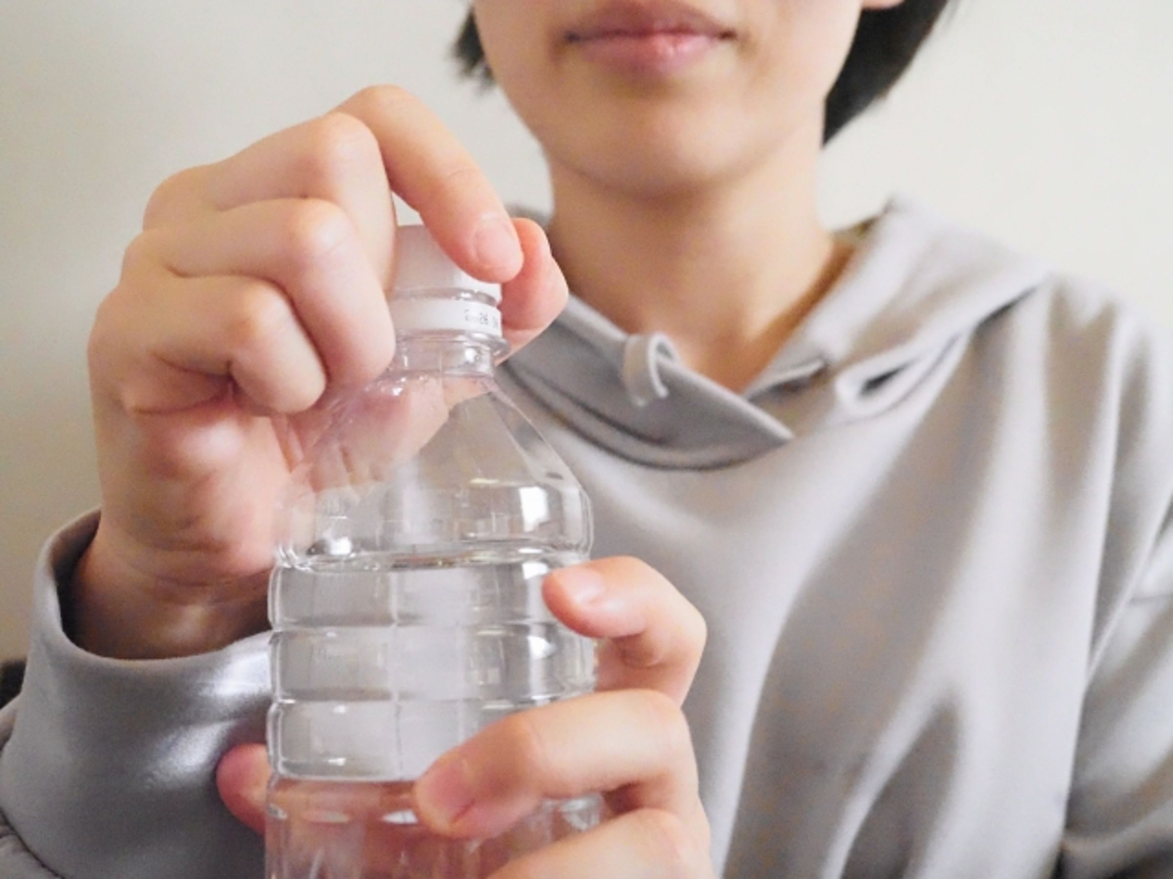 中國一名50歲女子3小時喝8杯水,結果「水中毒」昏迷抽搐。(示意圖,photoAC)