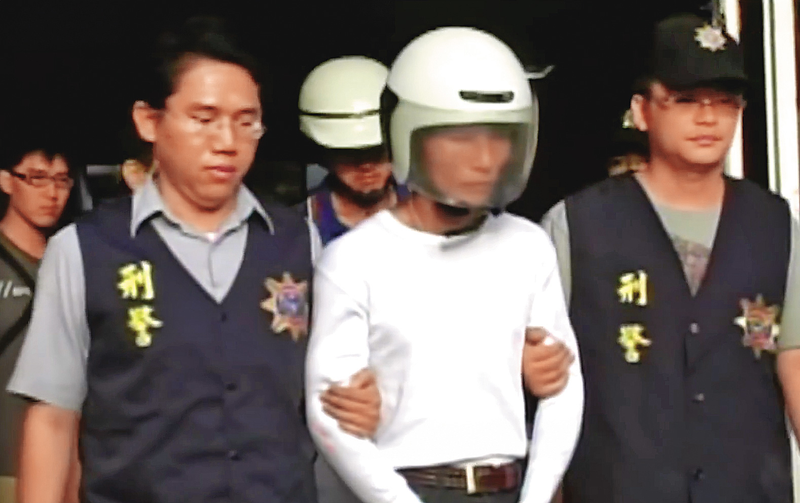 鄧國樑（中）犯案後毫無悔意，最後被判死刑、槍決伏法。（翻攝東森新聞）