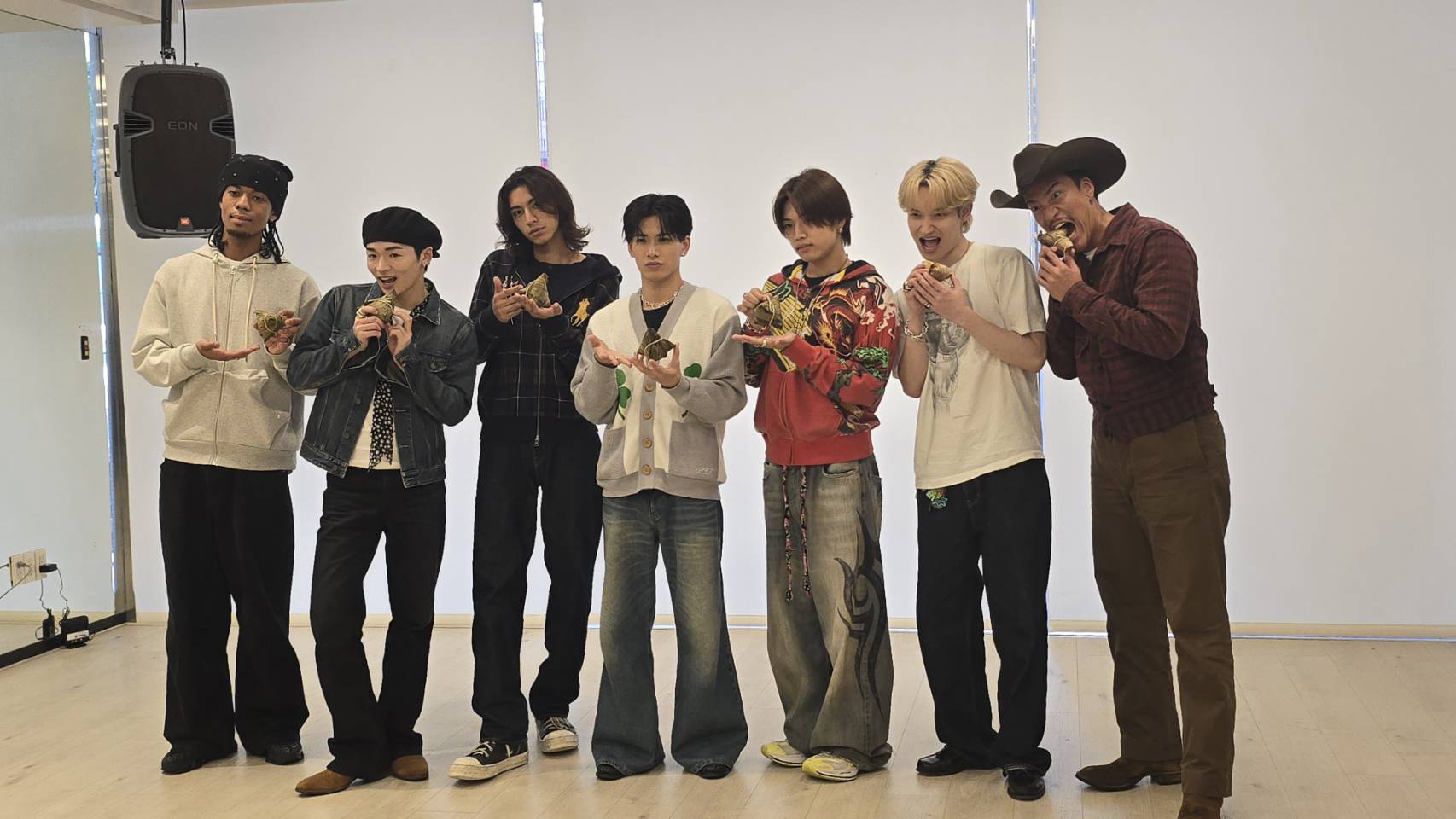 日本男團PSYCHIC FEVER第一次吃粽子，JIMMY（左一）豪氣喊：「我可以吃六顆！」