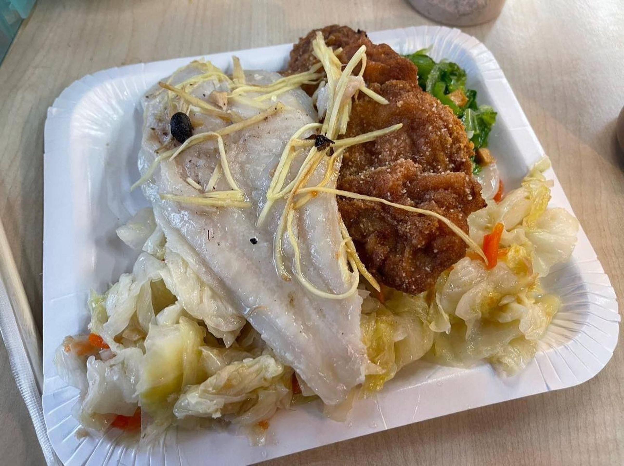 北市士林捷運站附近一間便當店,雙主菜加4樣配菜只要100元。(翻攝自臉書粉專「超商怪事多」)