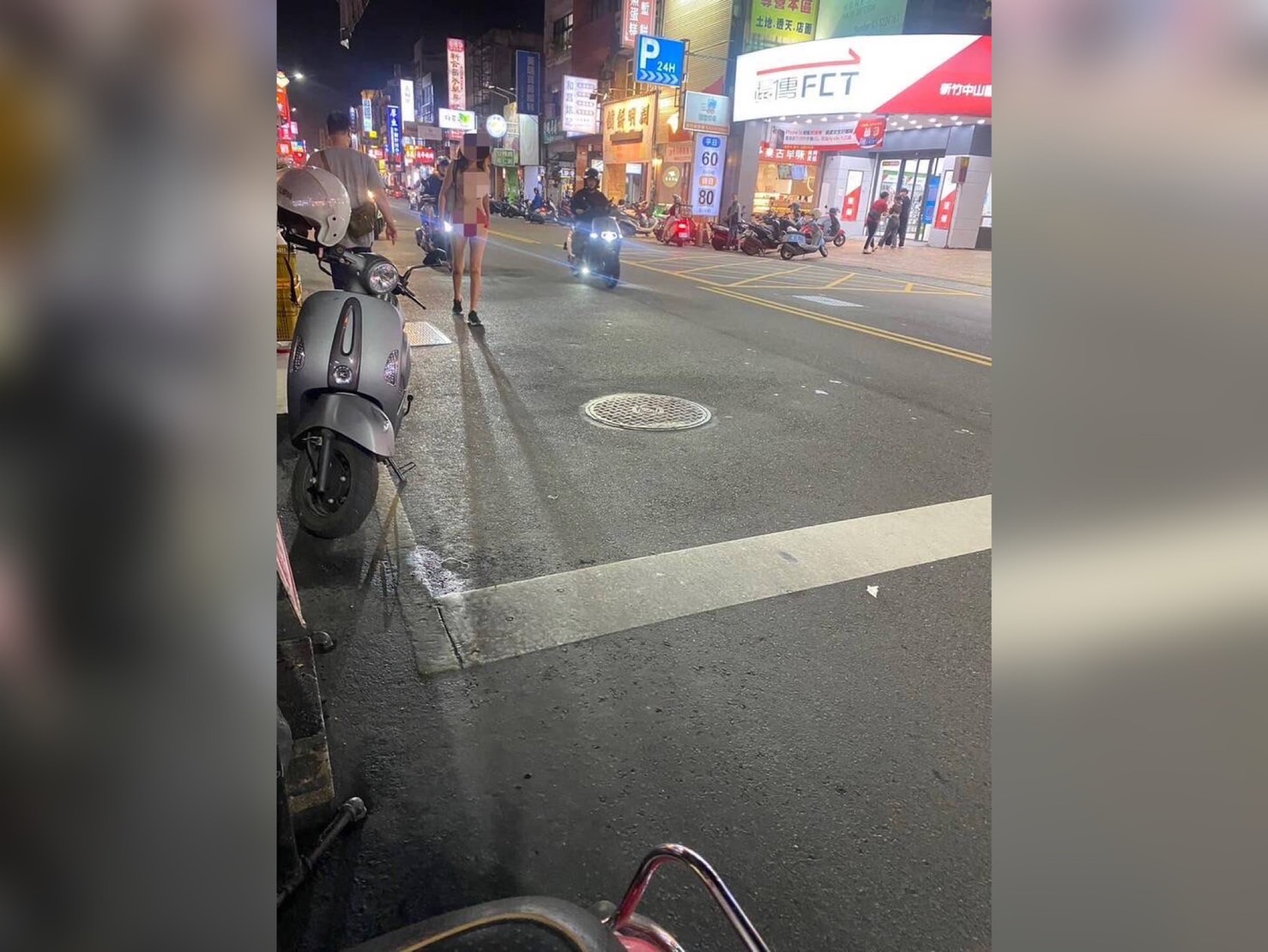 女子上身赤裸，只穿一條紅內褲，在新竹城隍廟商圈閒逛。（翻攝臉書「新竹爆料公社」）