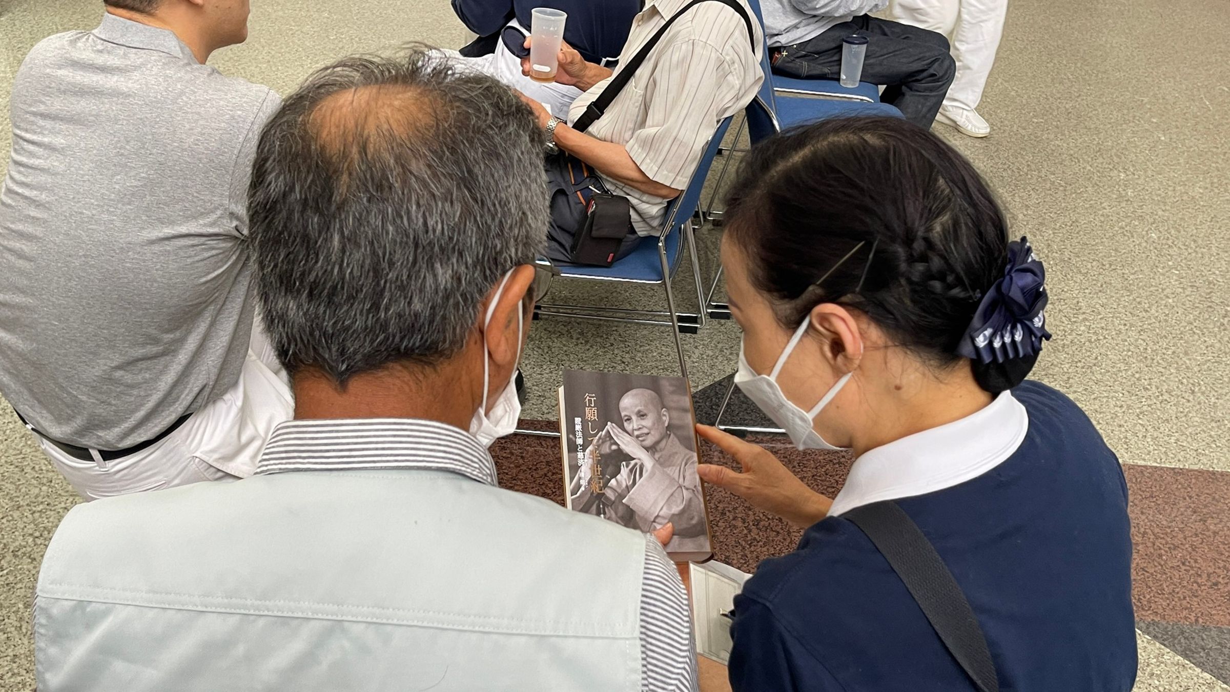 災民詢問慈濟運作機制。(慈濟基金會提供)