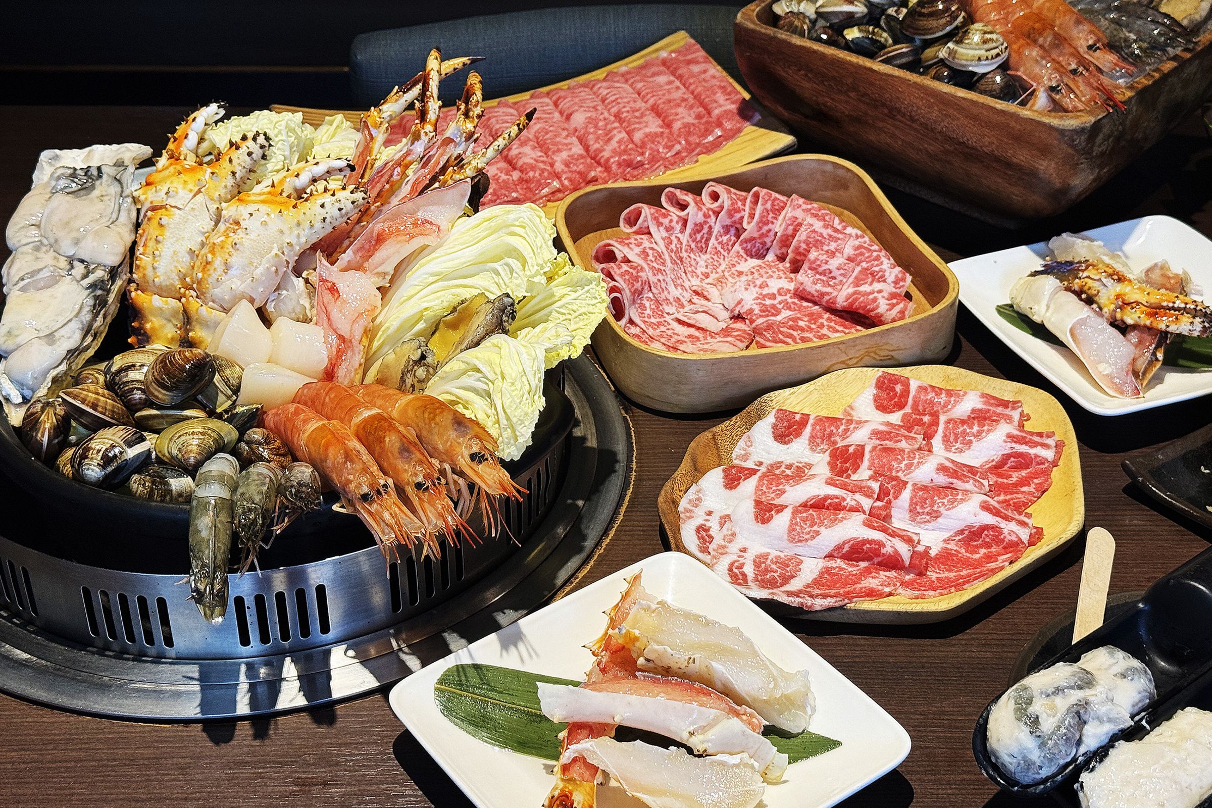 主打帝王蟹吃到飽的「品火鍋」餐廳，今年推出食材升級活動，以同樣價位能無限續盤日本A5和牛肉。