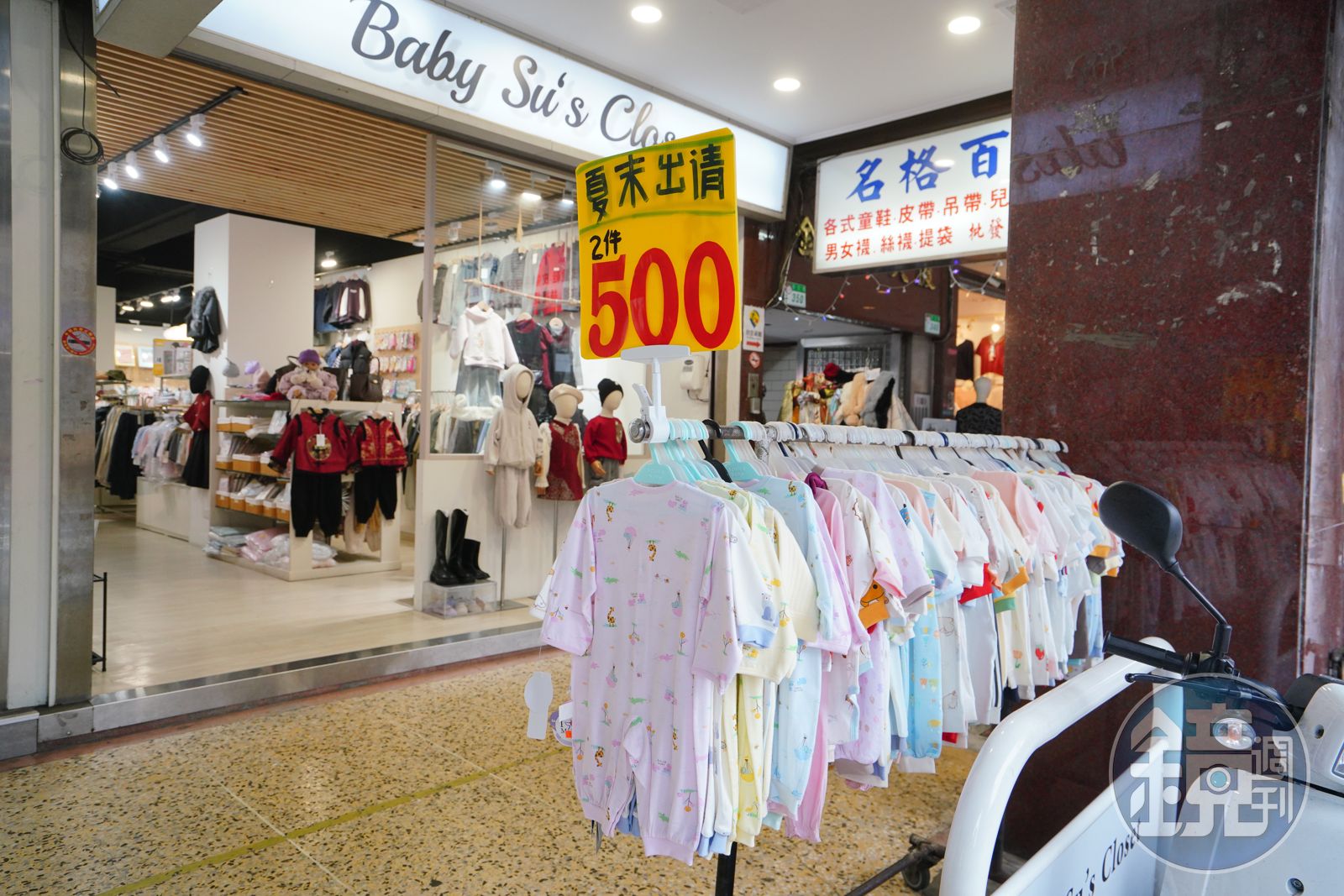 吳珮瑄聽從婆婆意見沒做更衣室，並在門口擺了特價衣桿。