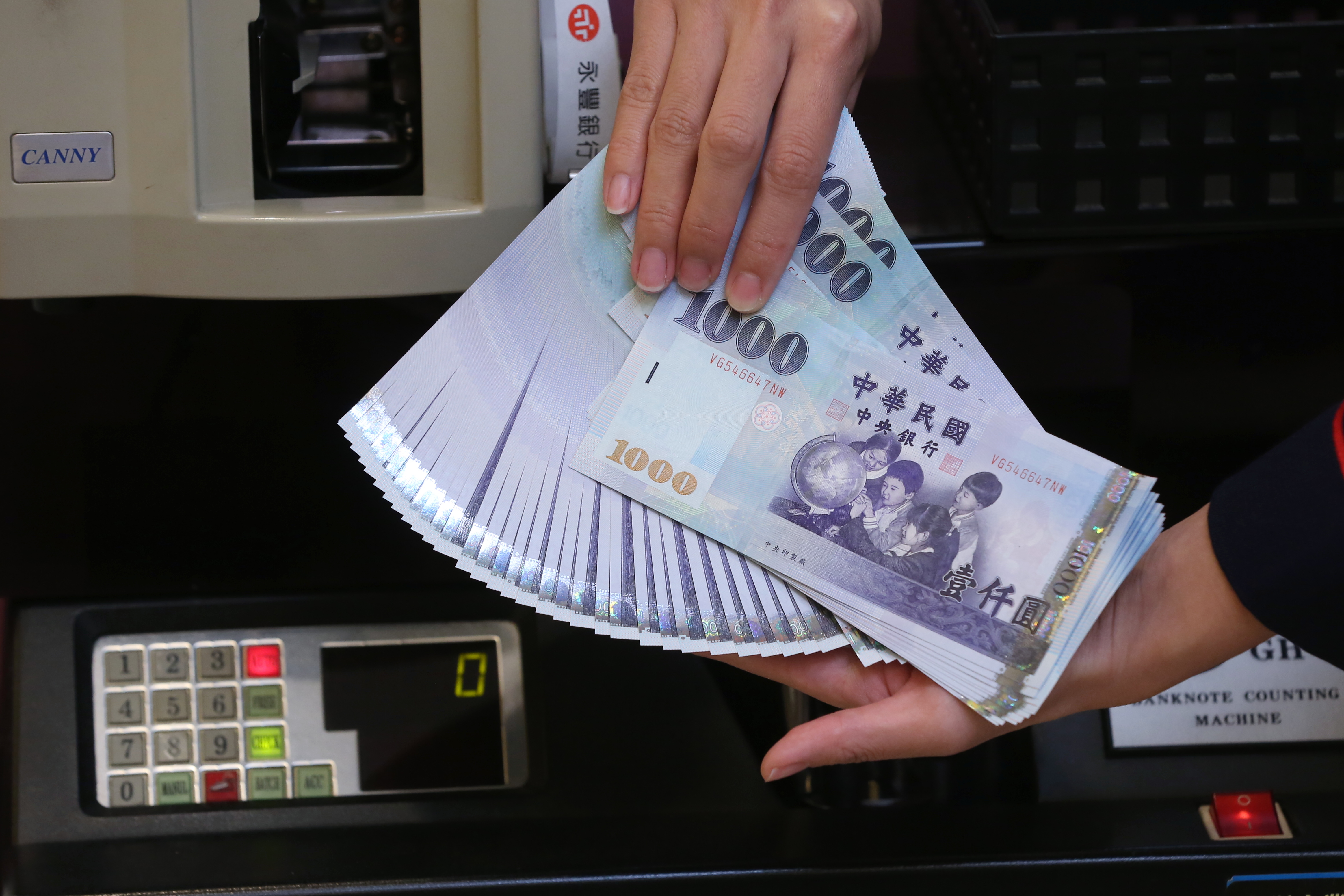 農曆新年將近,不少銀行發放發財水討吉利,民俗專家指出
,若擺放在家中「聚財位」,有助提升財運,象徵新年財源廣進。(本刊資料照)