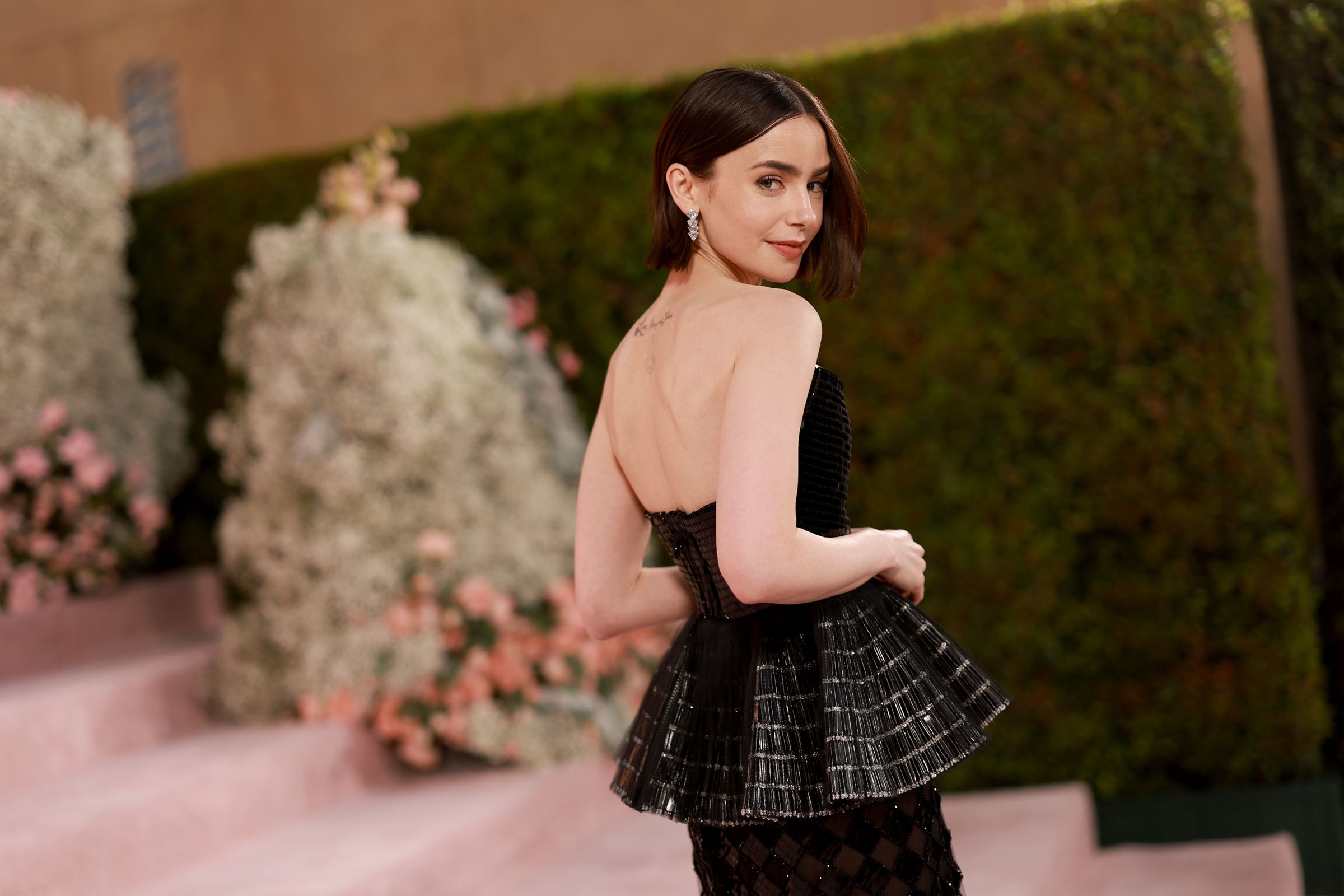莉莉柯林斯身穿Armani Privé閃亮露背晚禮服。（Netflix提供）