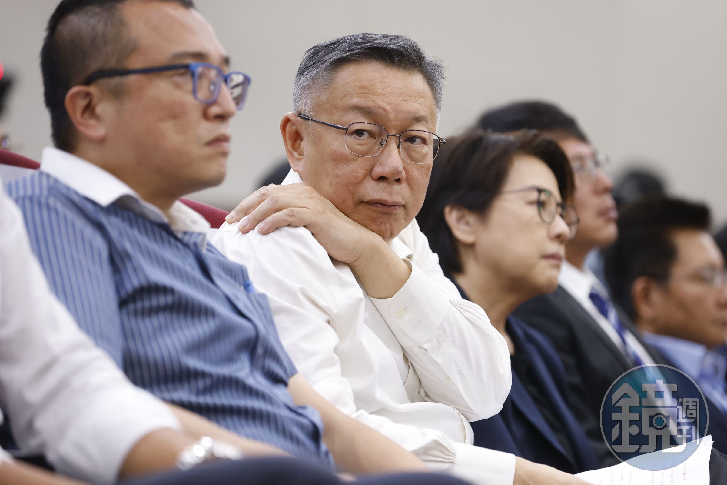 柯文哲今親上火線舉行政治獻金疑義澄清記者會。