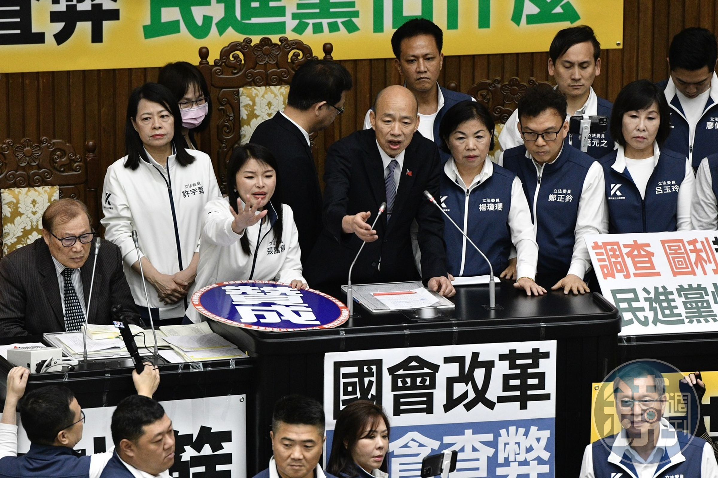 藍白以人數優勢,採舉手表決的方式通過法案。