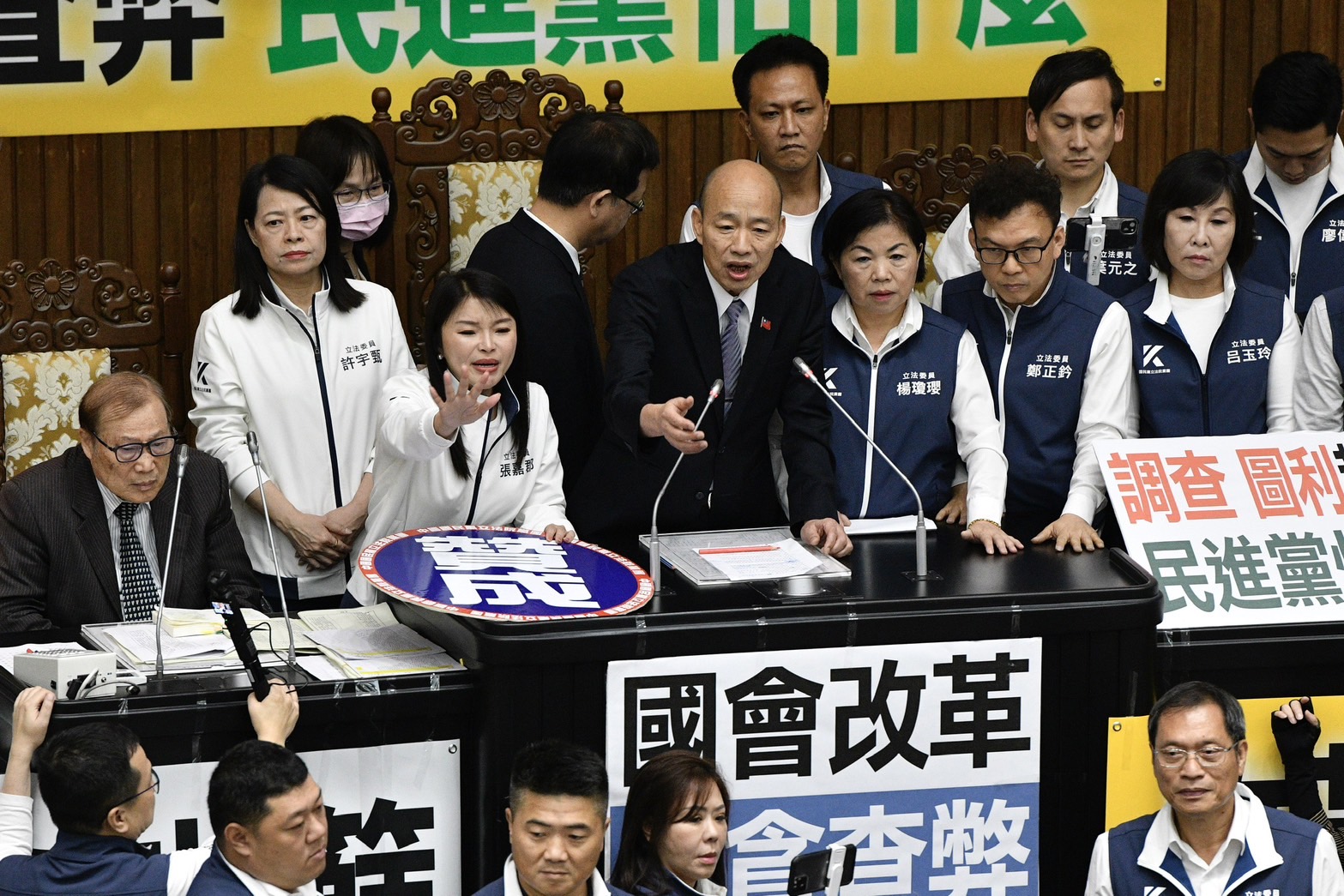 藍白以人數優勢，採舉手表決的方式通過法案。