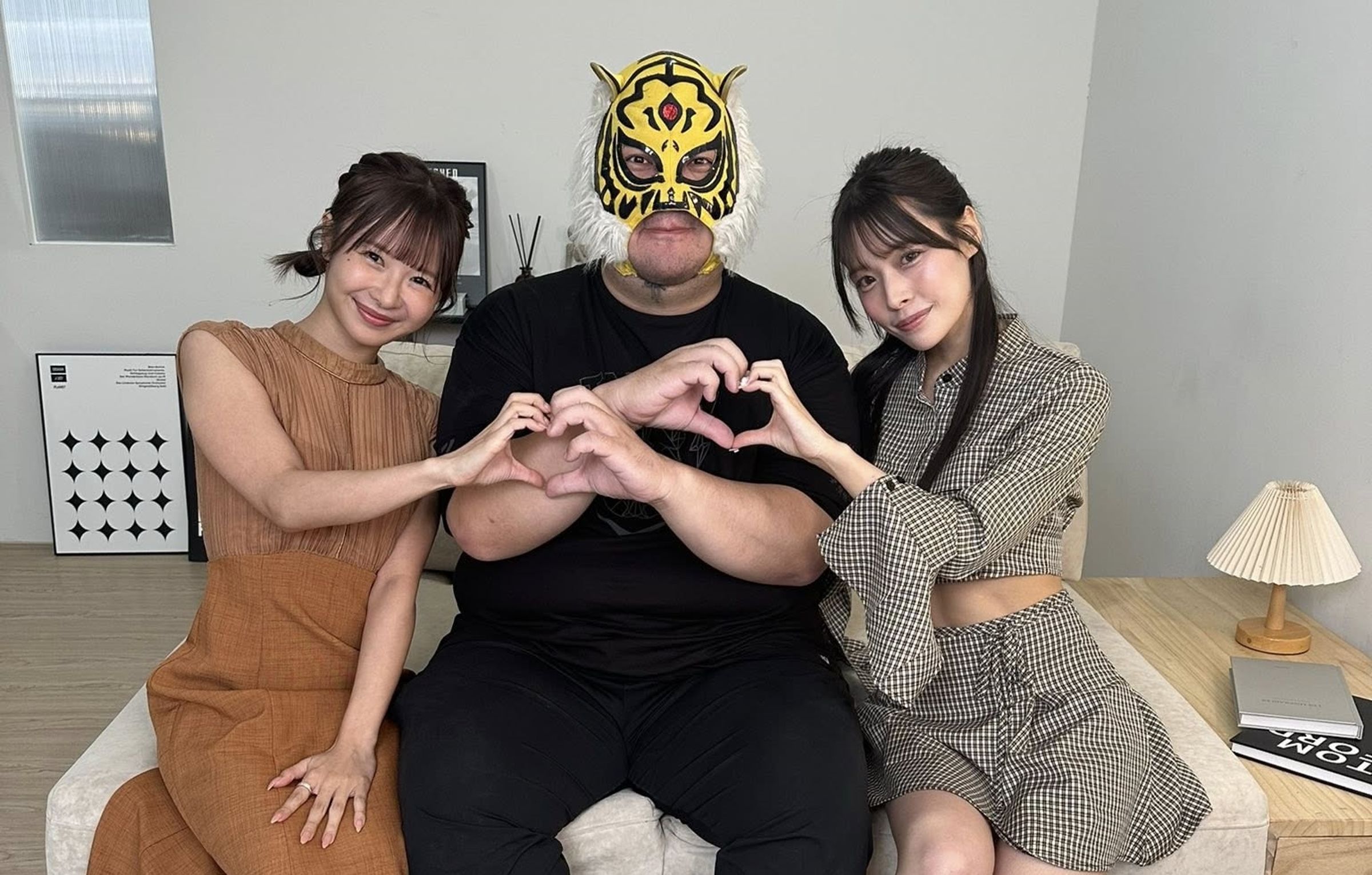 成人系YouTuber「中指通」爆出解散工作室消息,經紀人之之也po文證實此事。(翻攝自中指通臉書)
