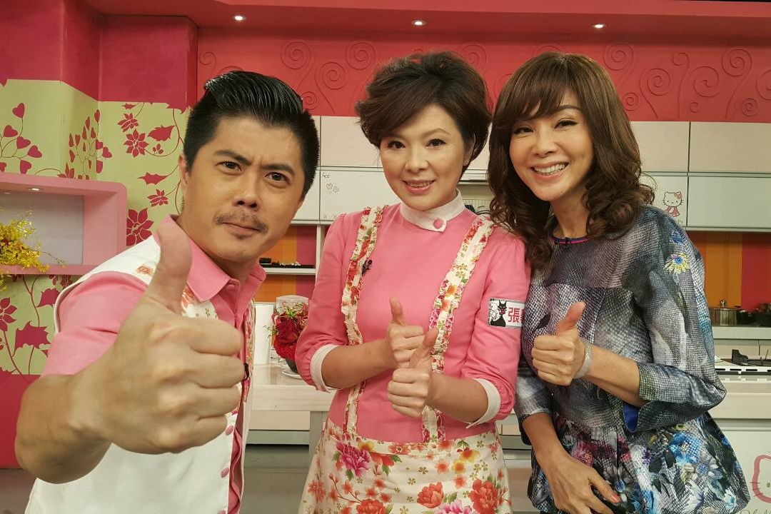 11年前邱晉為(左)曾受邀上陳美鳳節目秀廚藝。(翻攝自邱晉為臉書)