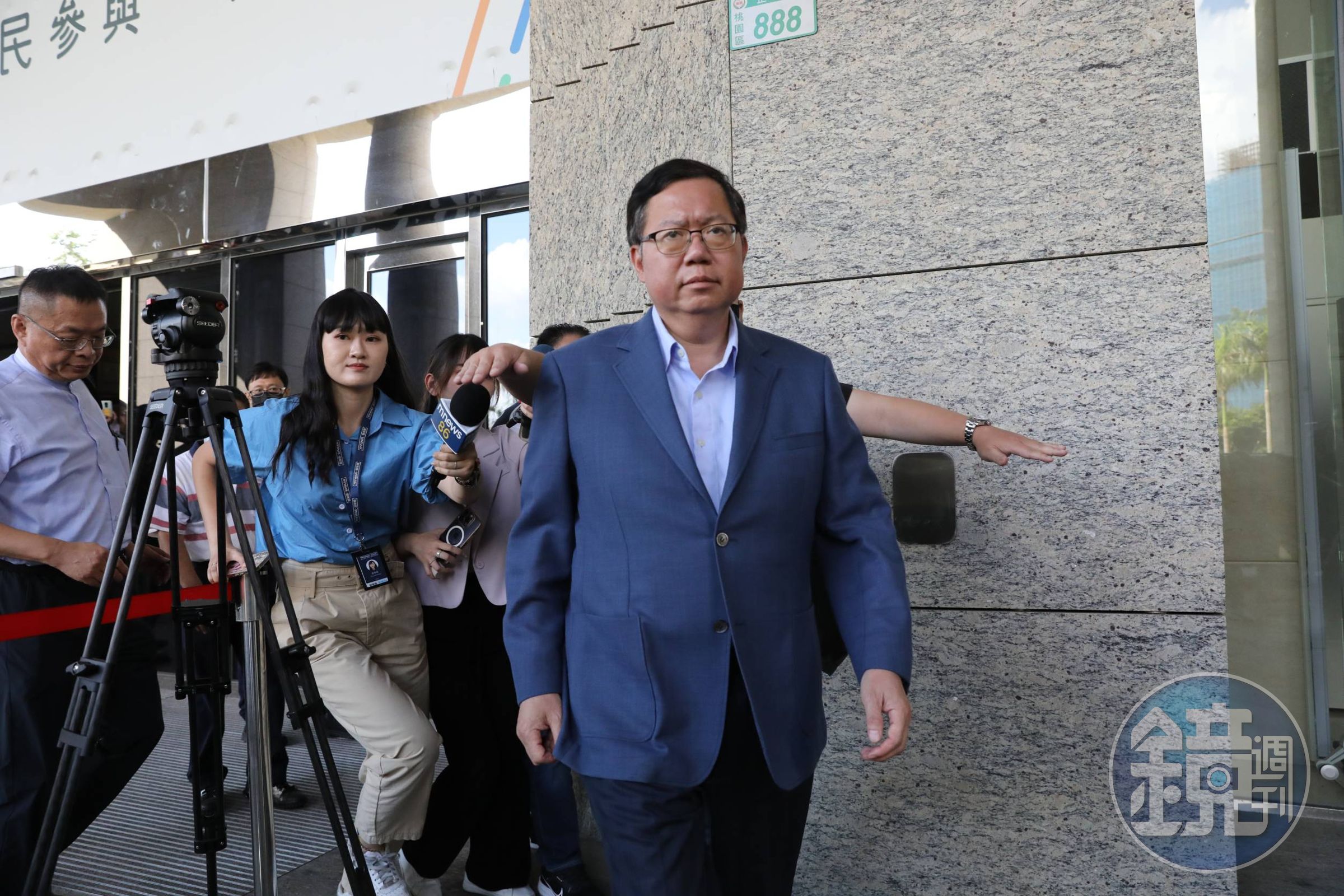 鄭文燦下午羈押庭後維持具保離開法院。