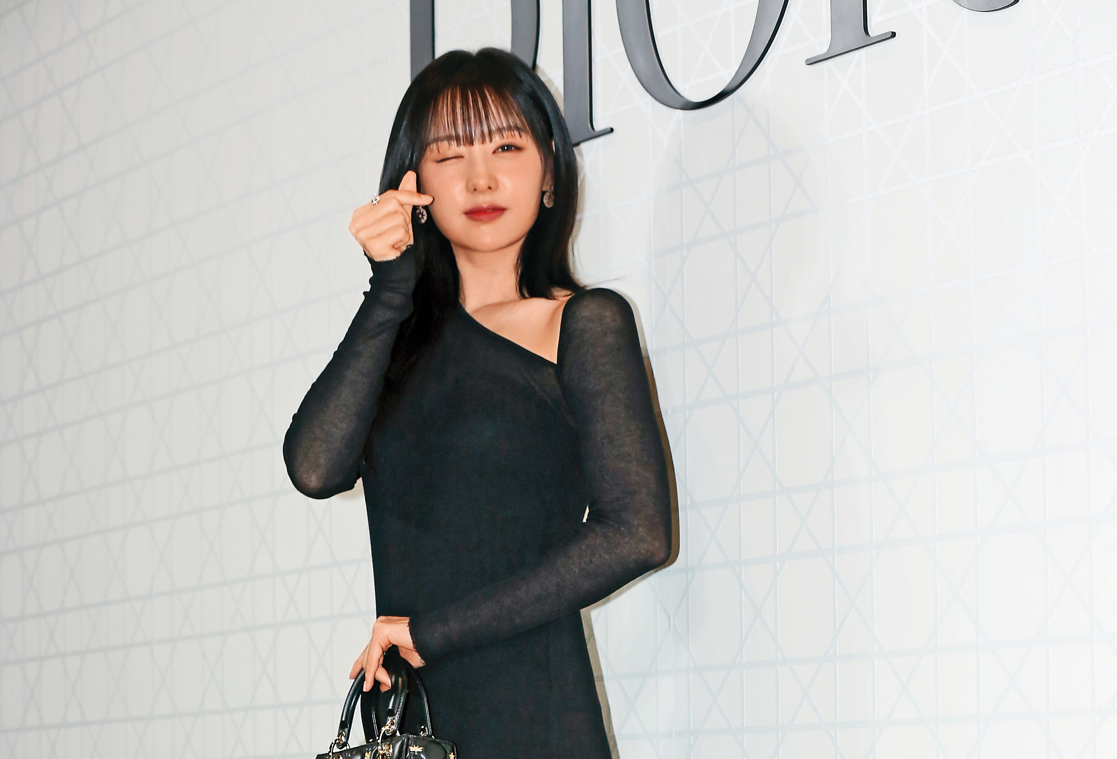 金智媛俏皮啾咪掀起尖叫，真的是賣萌專業戶。