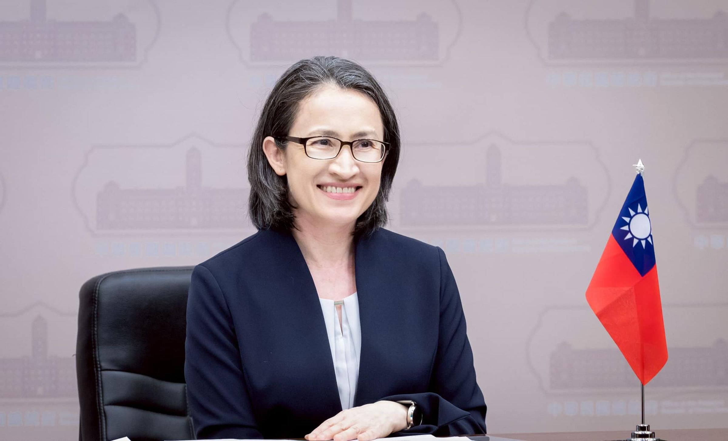 蕭美琴2024年訪捷克遭中國外交人員尾隨險被追撞。（翻攝自蕭美琴臉書）